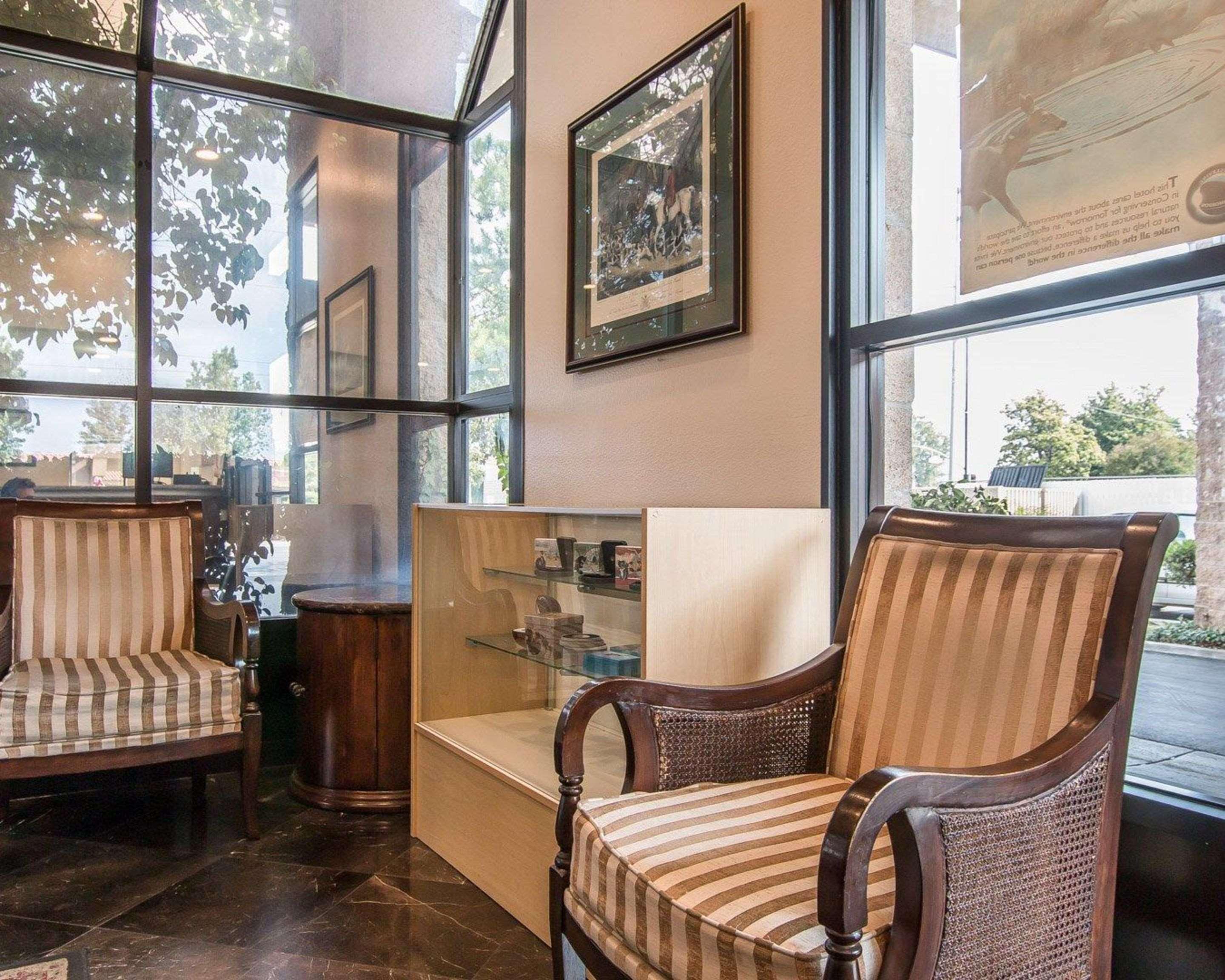 Vista Lobby Days Inn by Wyndham Riverside Tyler Mall