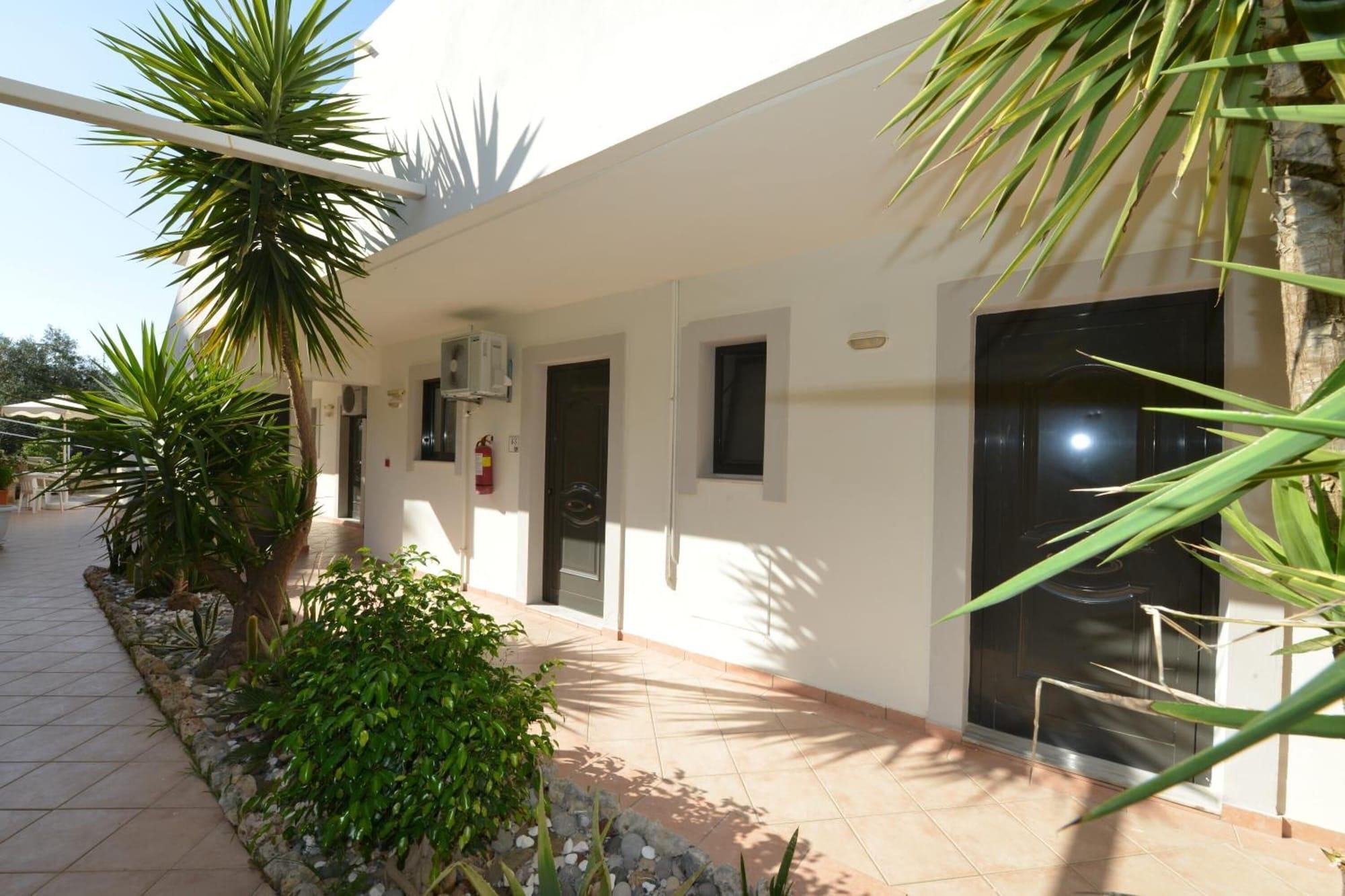 Vista Exterior Golden View Studios