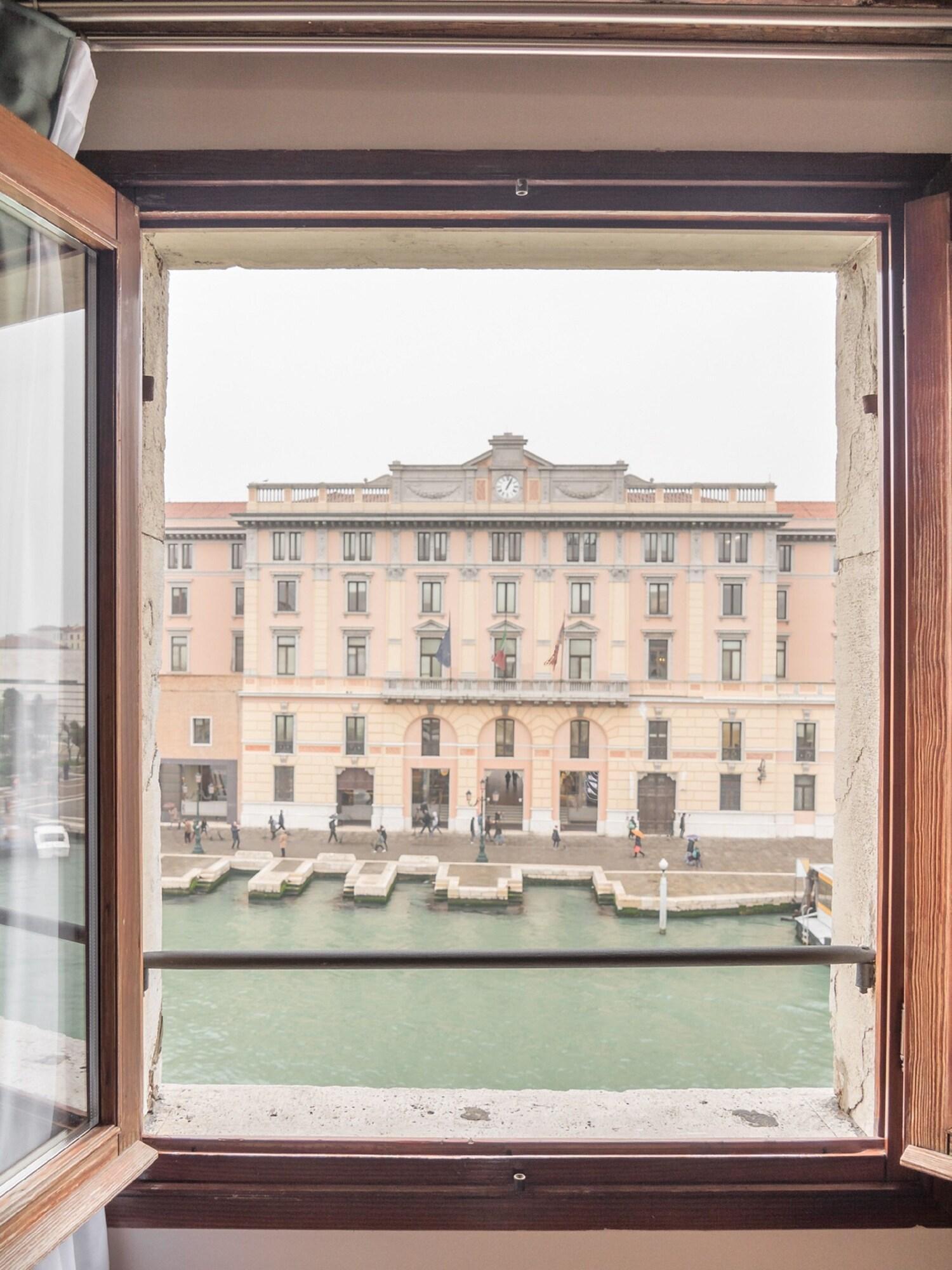 Vista Exterior Grand Canal Suites