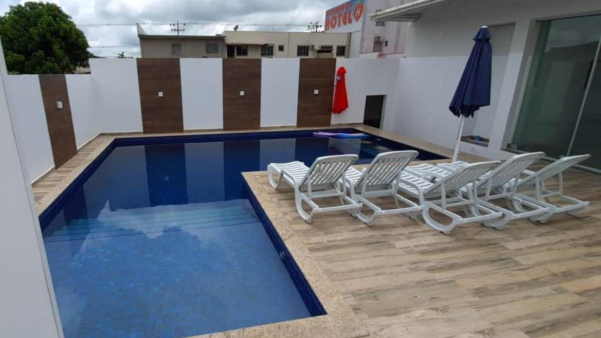 Vista da piscina Morangos Hotel