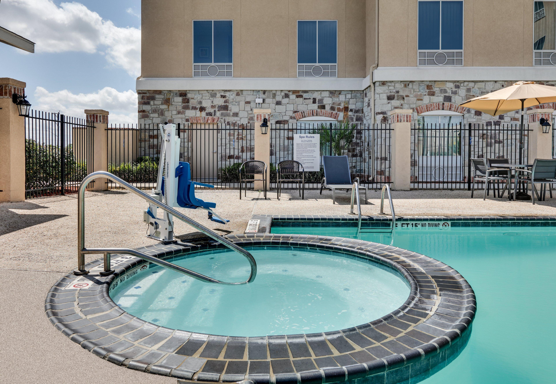 Vista Piscina Holiday Inn Express and Suites San Antonio Brooks