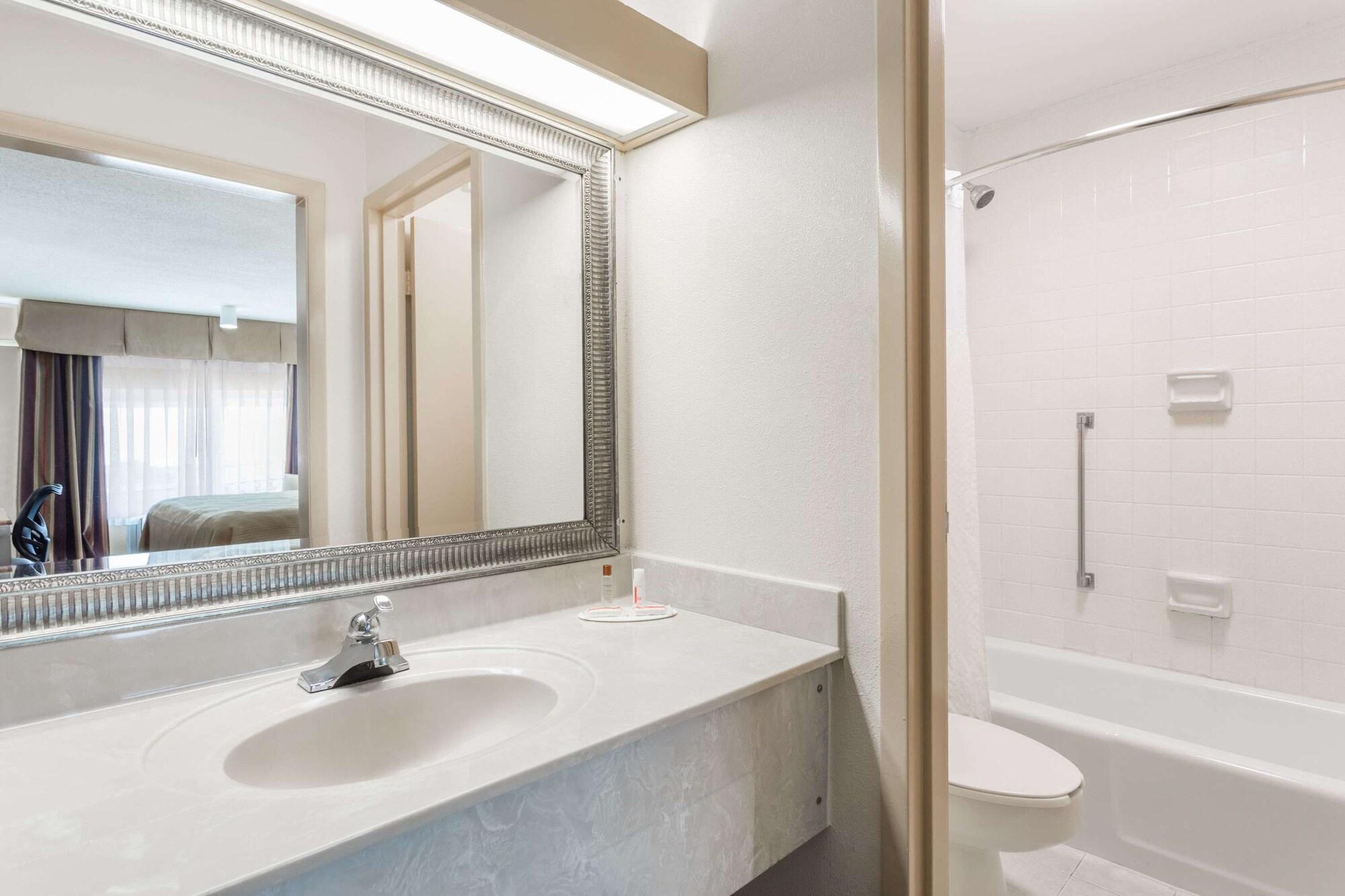 Equipamiento de Habitación Days Inn & Conf Center by Wyndham Southern Pines Pinehurst