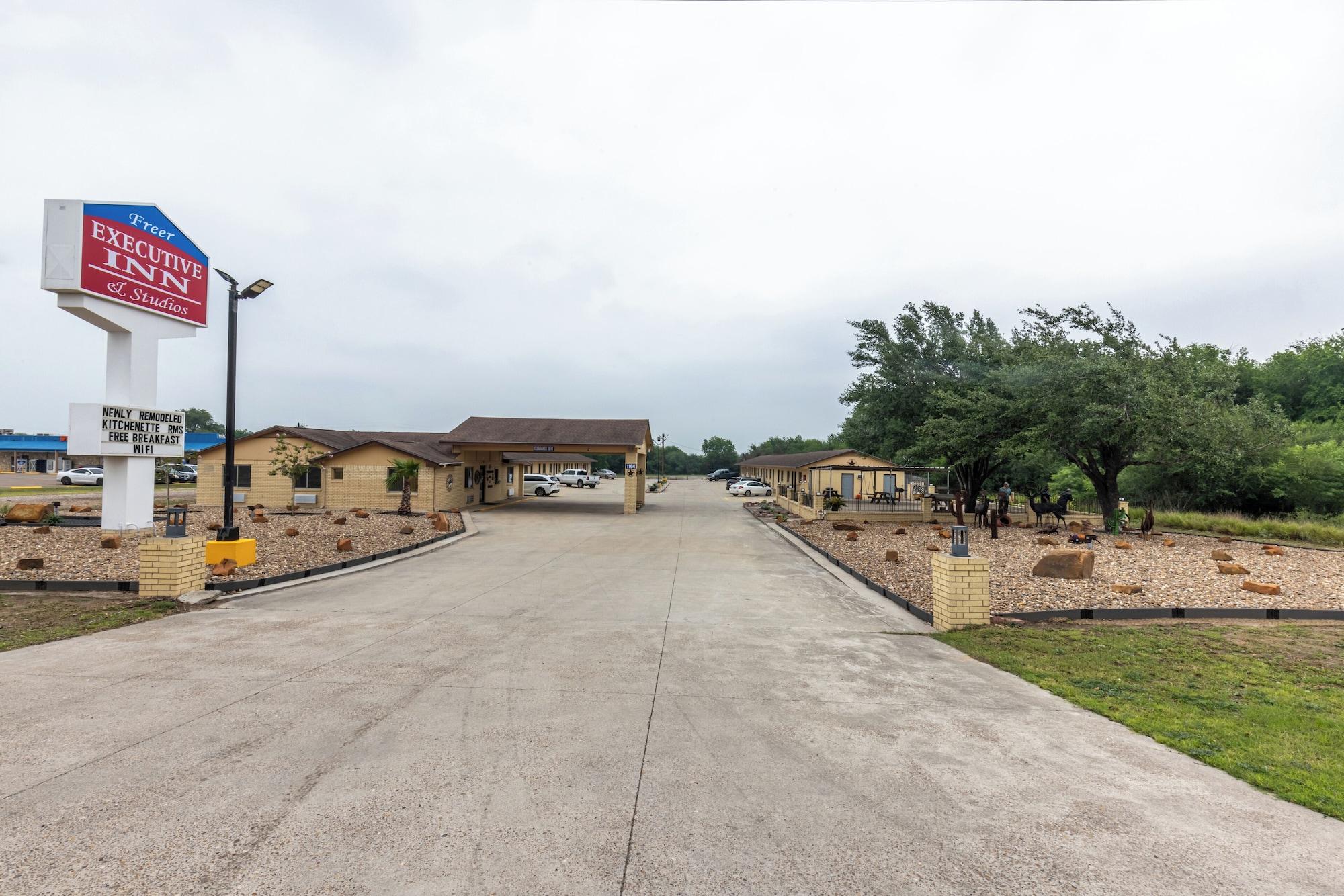 Varios Freer Executive Inn and Studios