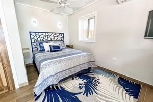 Alquiler Vacacional - Charming Beachfront Cottage w/ Private Pool in Beautiful Sandy Bay, A/C and WiFi