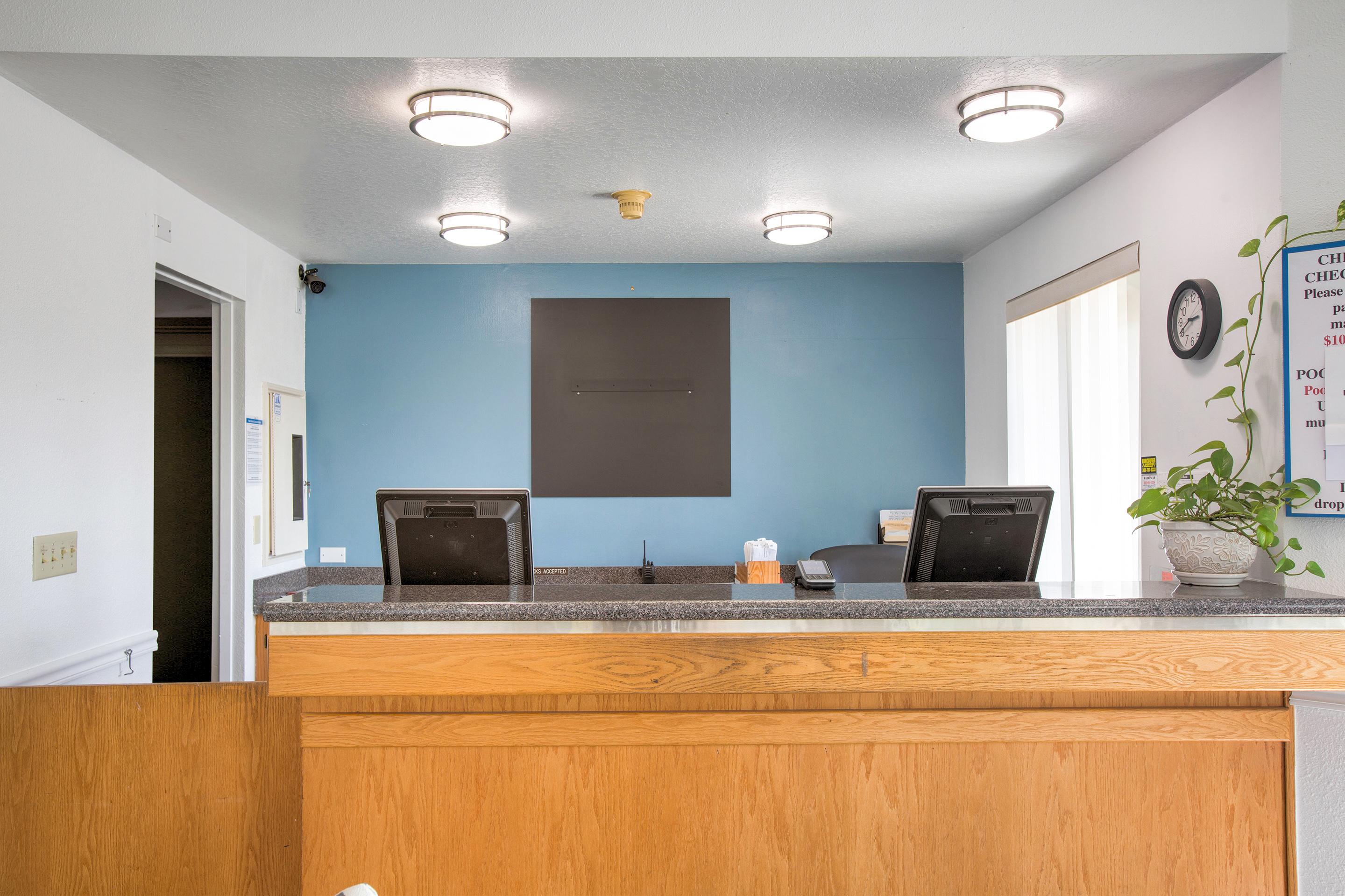 Vista Lobby OYO Woodland Hotel and Suites