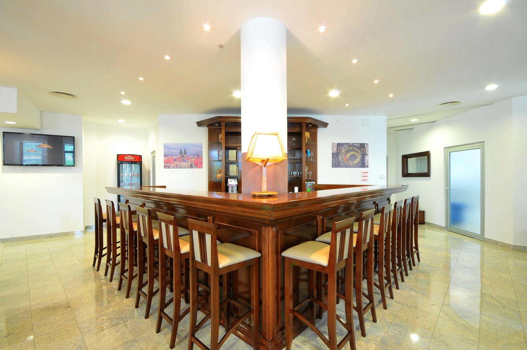 Bar/Salón Hotel JKC