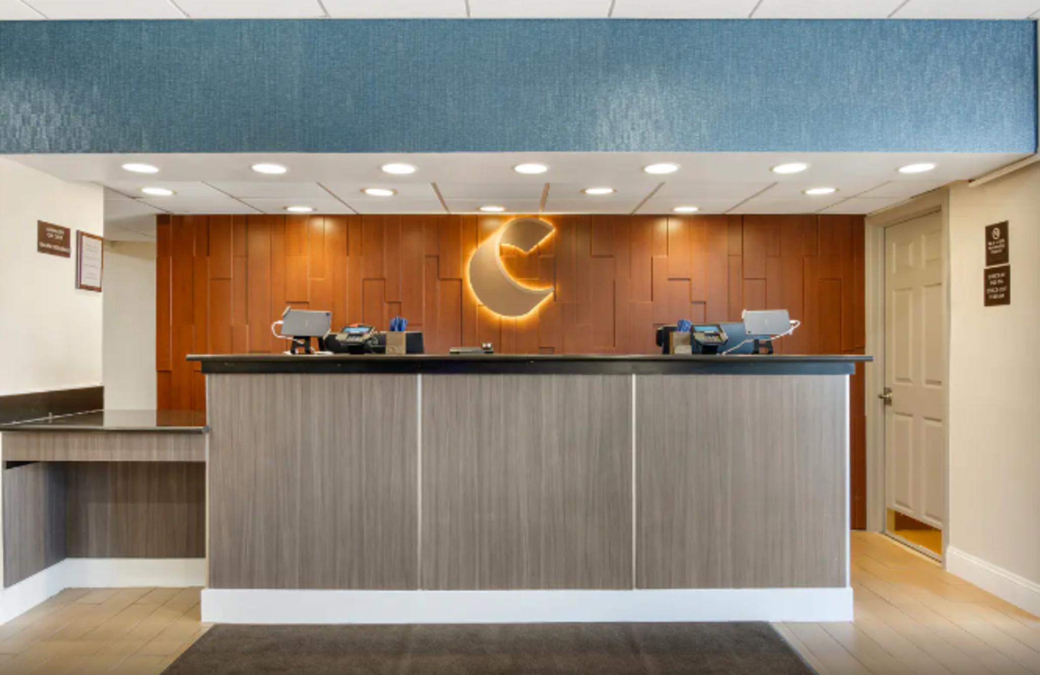 Vista Lobby Comfort Inn & Suites Danbury-Bethel