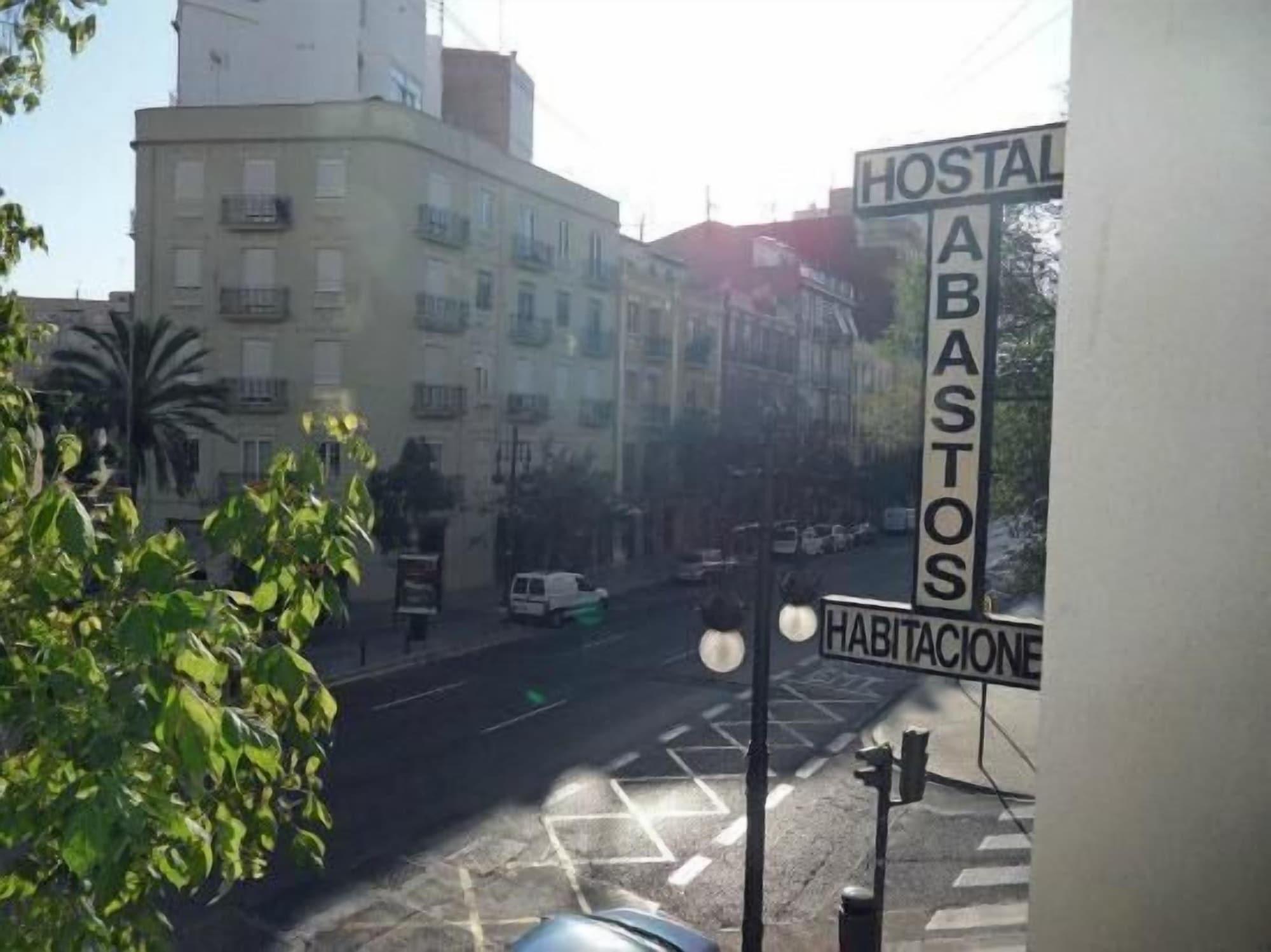 Vista Exterior Hostal Abastos