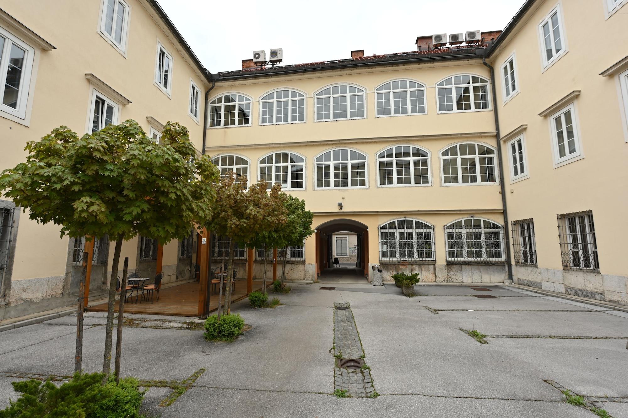 Vista Exterior Atik Rooms