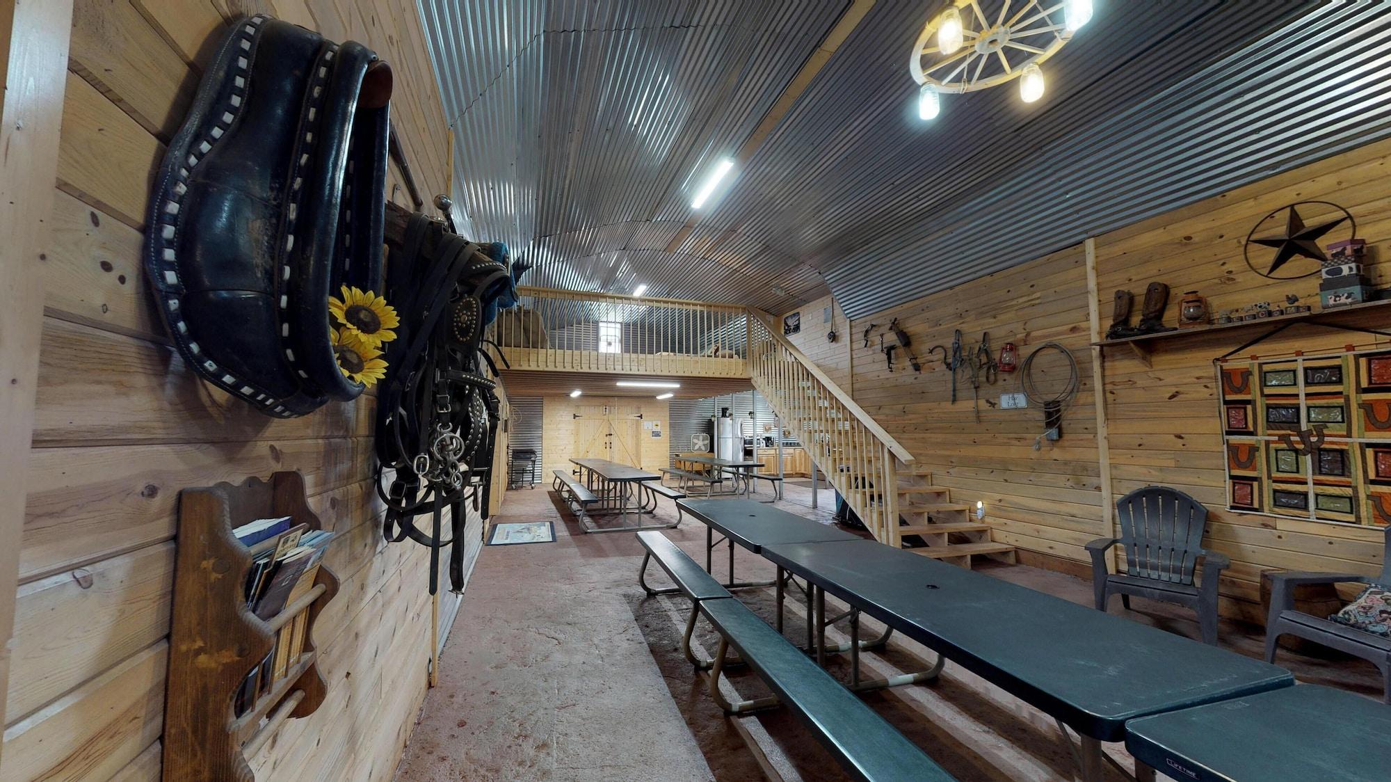 Varios Western Cowboy Barn