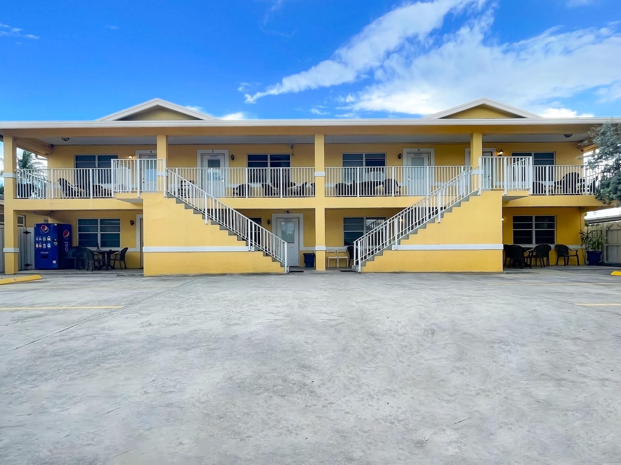 Varios Hollywood by the Sea