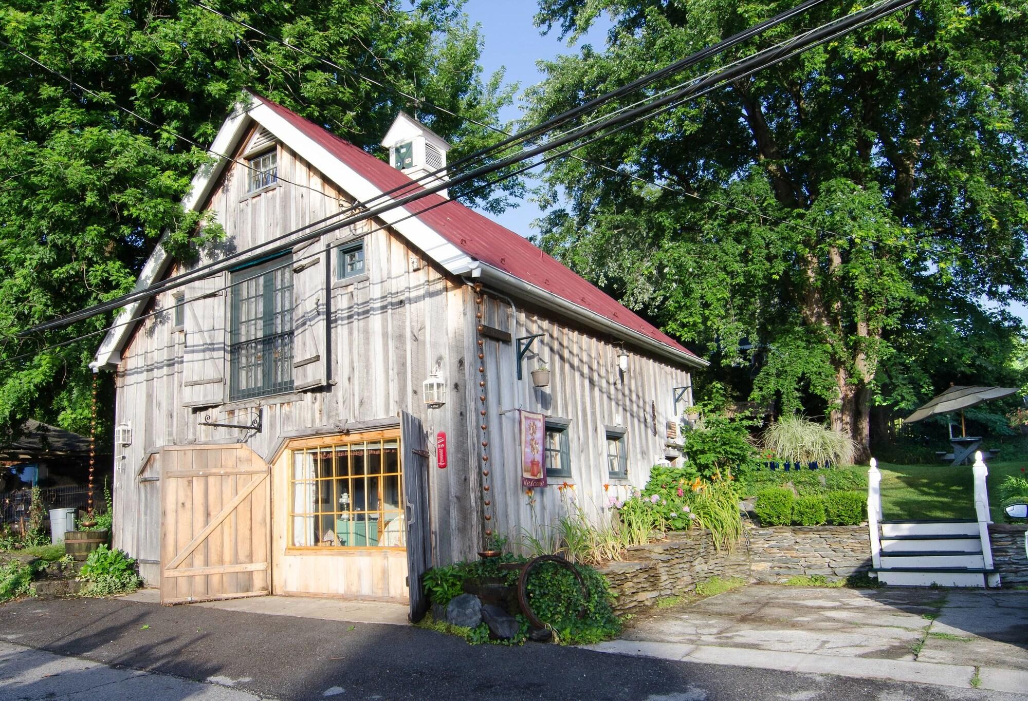 Varios Lily Garden Bed and Breakfast