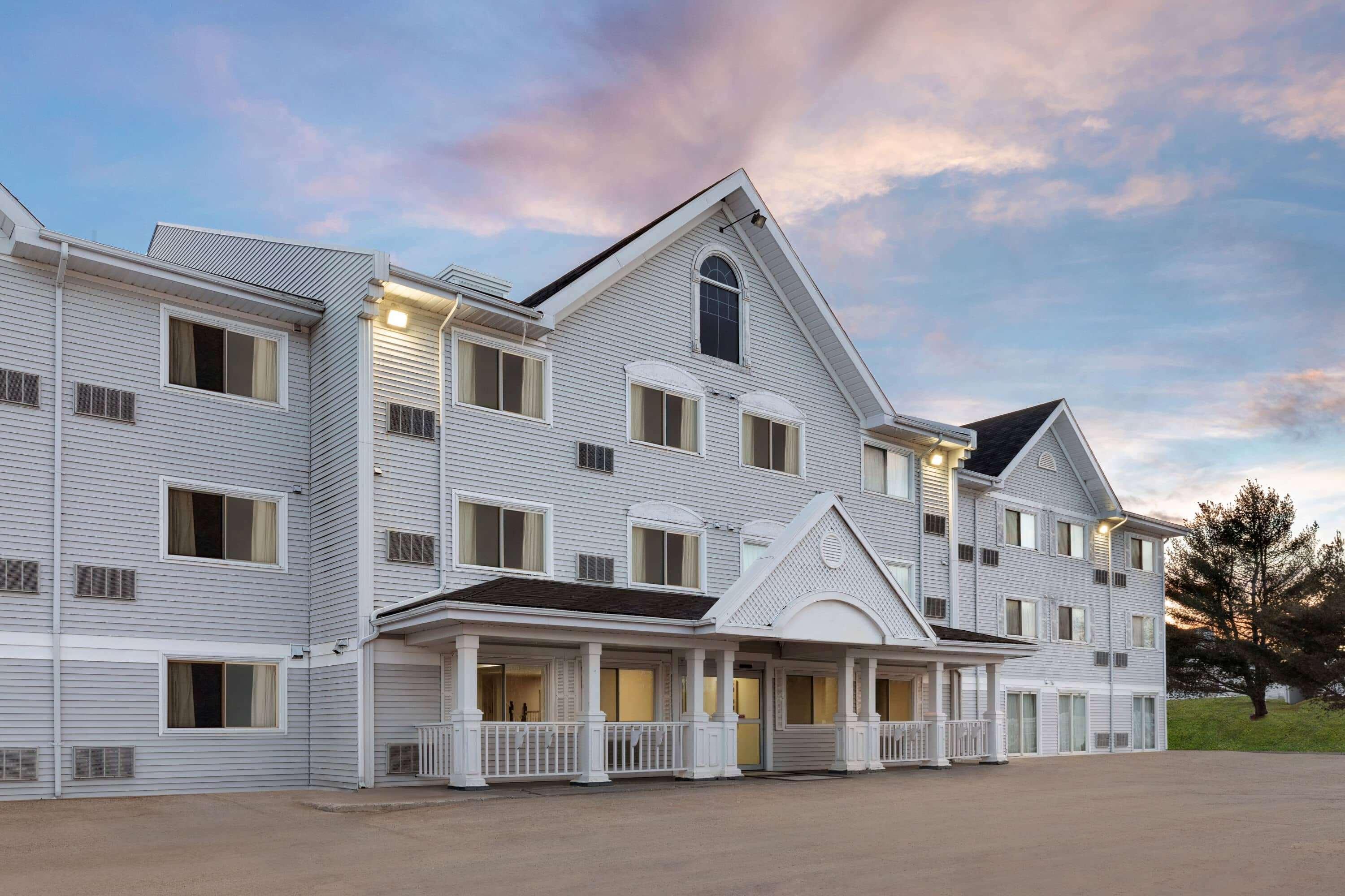 Vista Exterior Ramada by Wyndham Miramichi New Brunswick