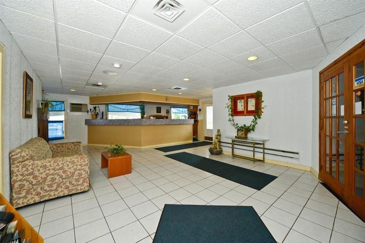 Vista Lobby Travelers Inn