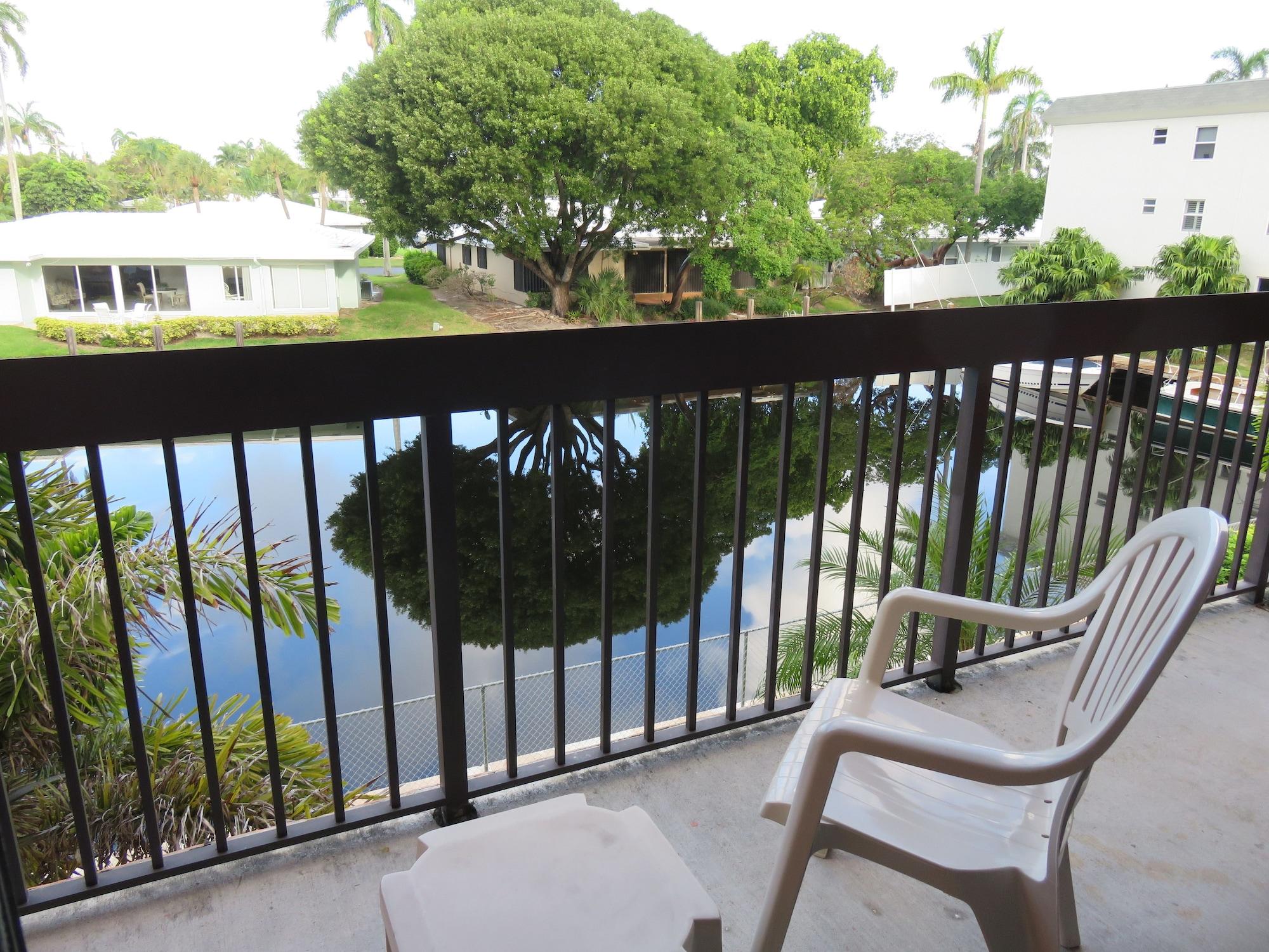 Varios Surfsider Resort