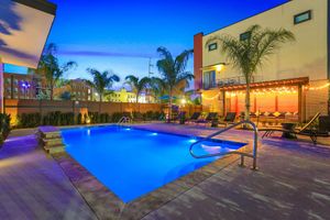 Alquiler Vacacional - 3 Level Brand New Townhouse in Mid City