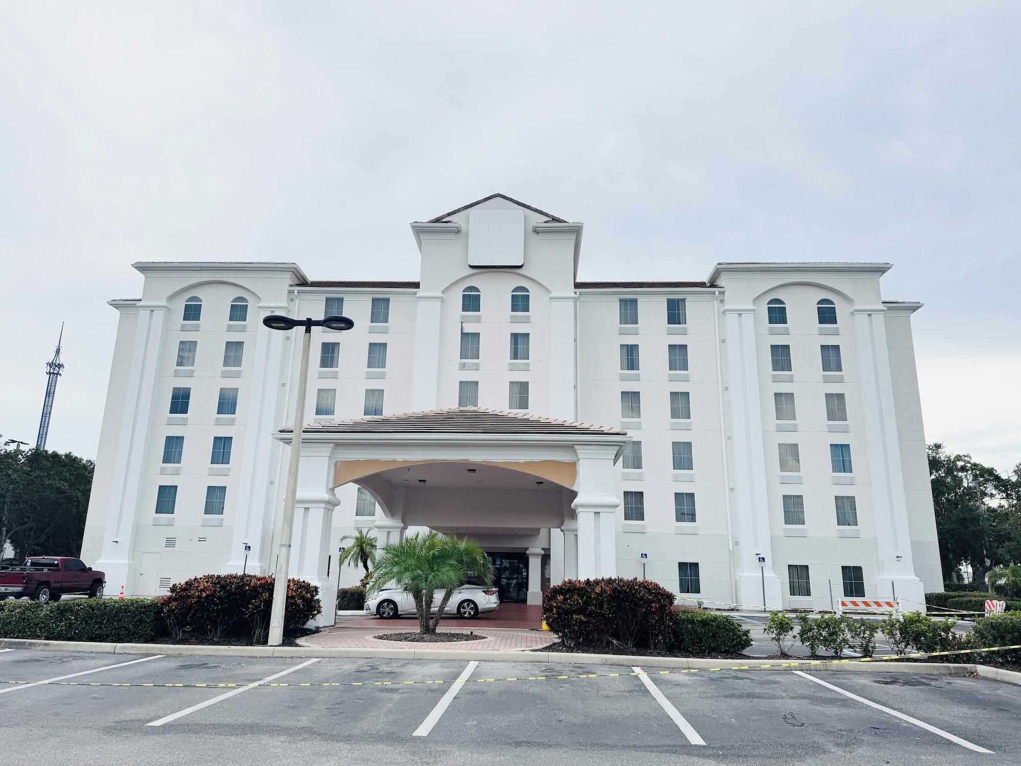 Varios I-Drive Hotel at Universal