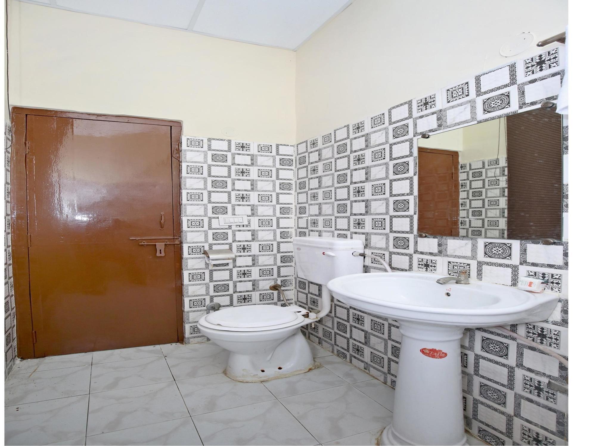 Equipamiento de Habitación OYO 12871 Rehan Basera