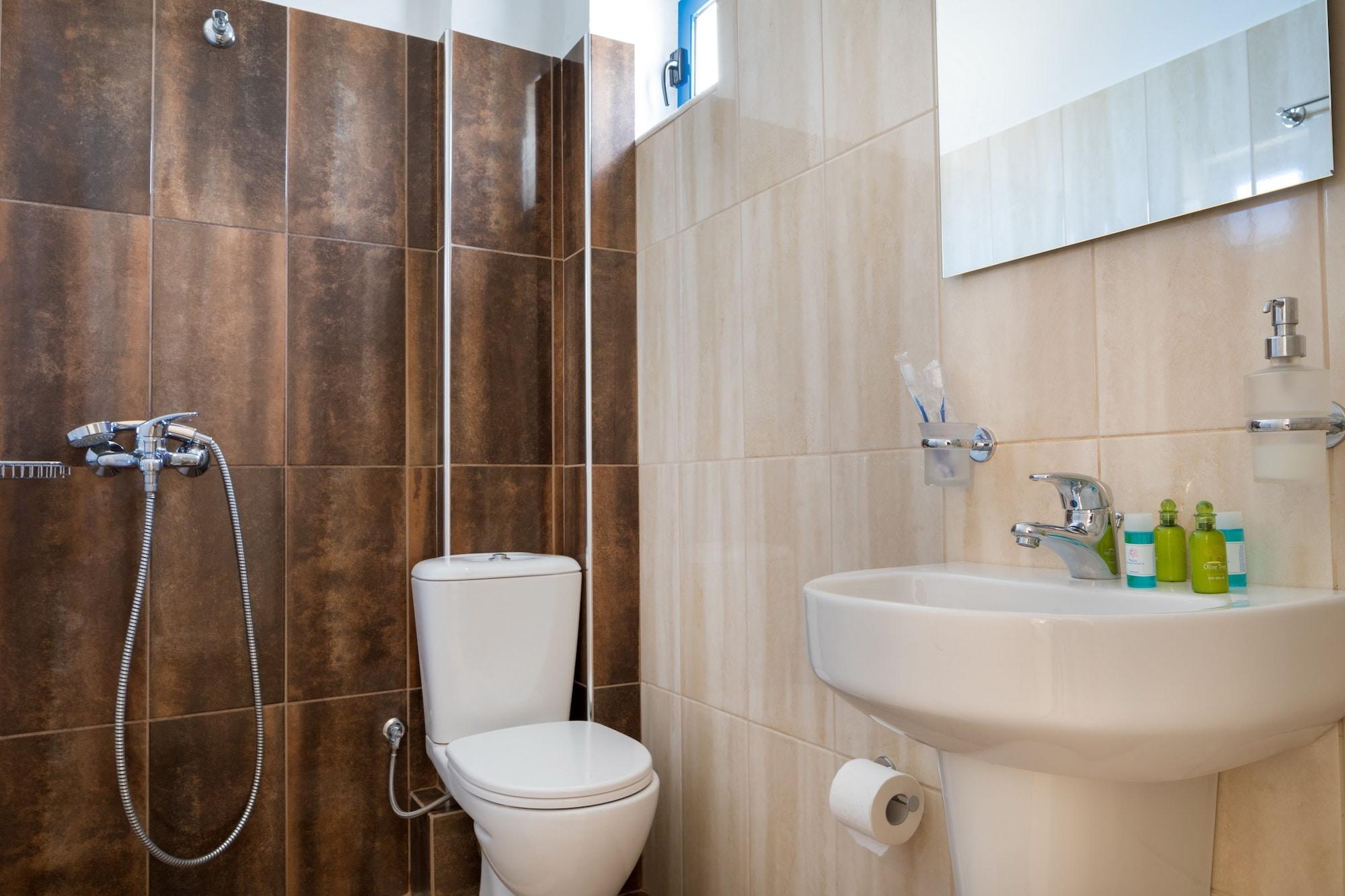 Equipamiento de Habitación John Akroyiali rooms