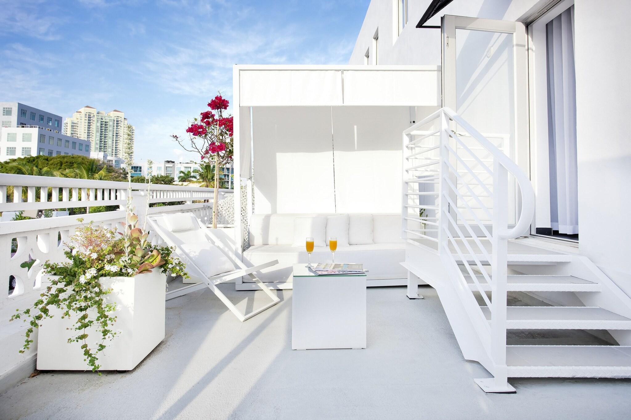 Varios Blanc Kara - Adults Only