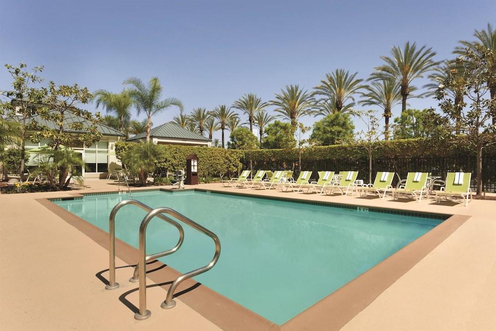 Vista da piscina Hilton Garden Inn Anaheim Garden Grove