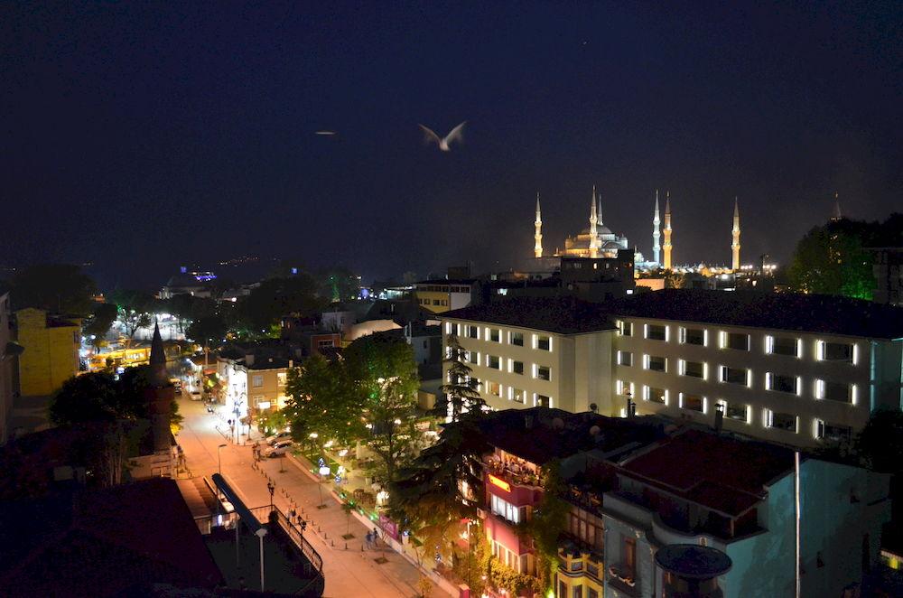 Vista da fachada The Istanbul Hotel