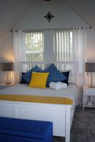 Alquiler Vacacional - Bright Cheery House w/ outlet for EV Charge, fire pit, close to beach & trails