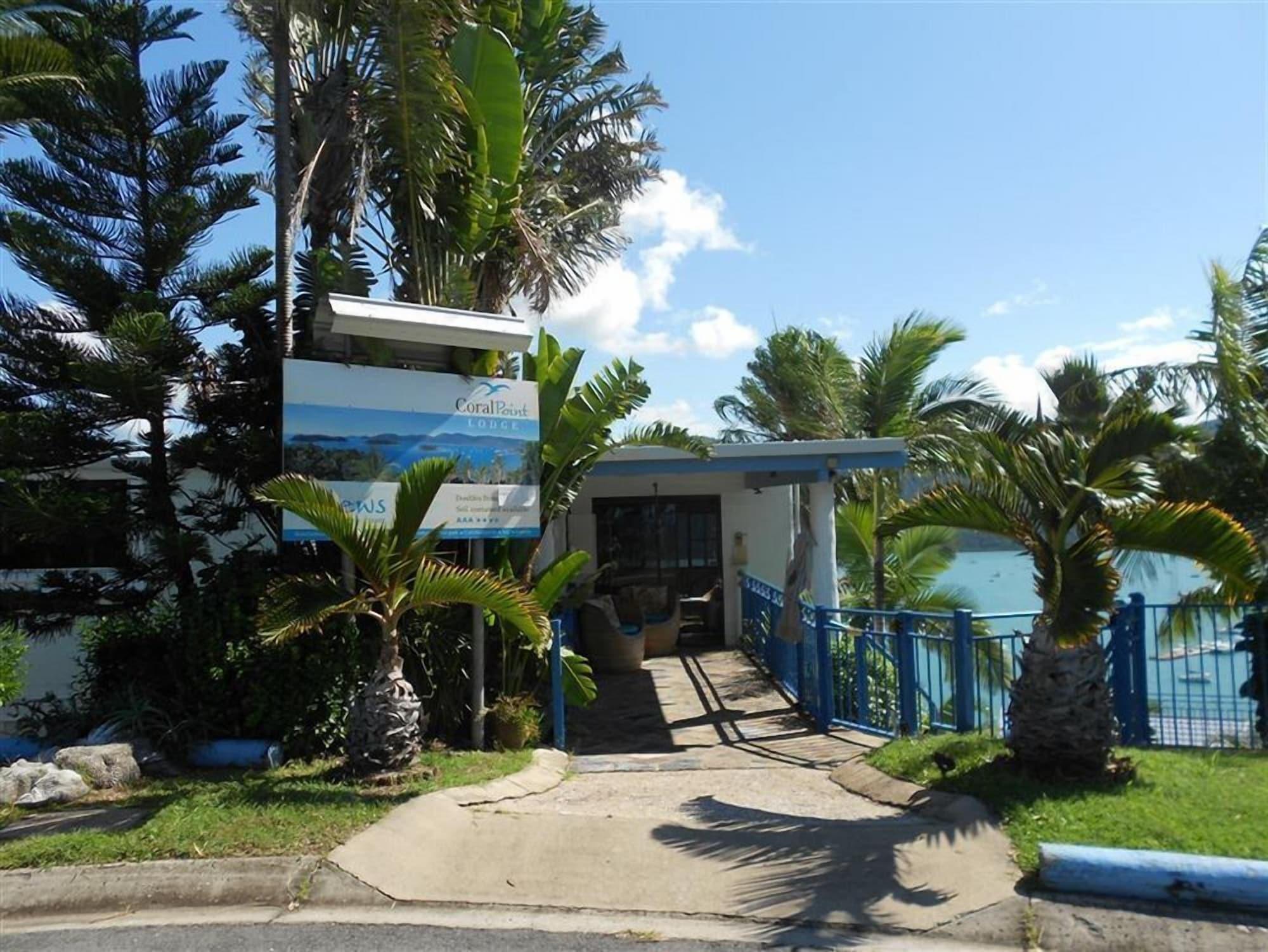 Vista Exterior Coral Point Lodge