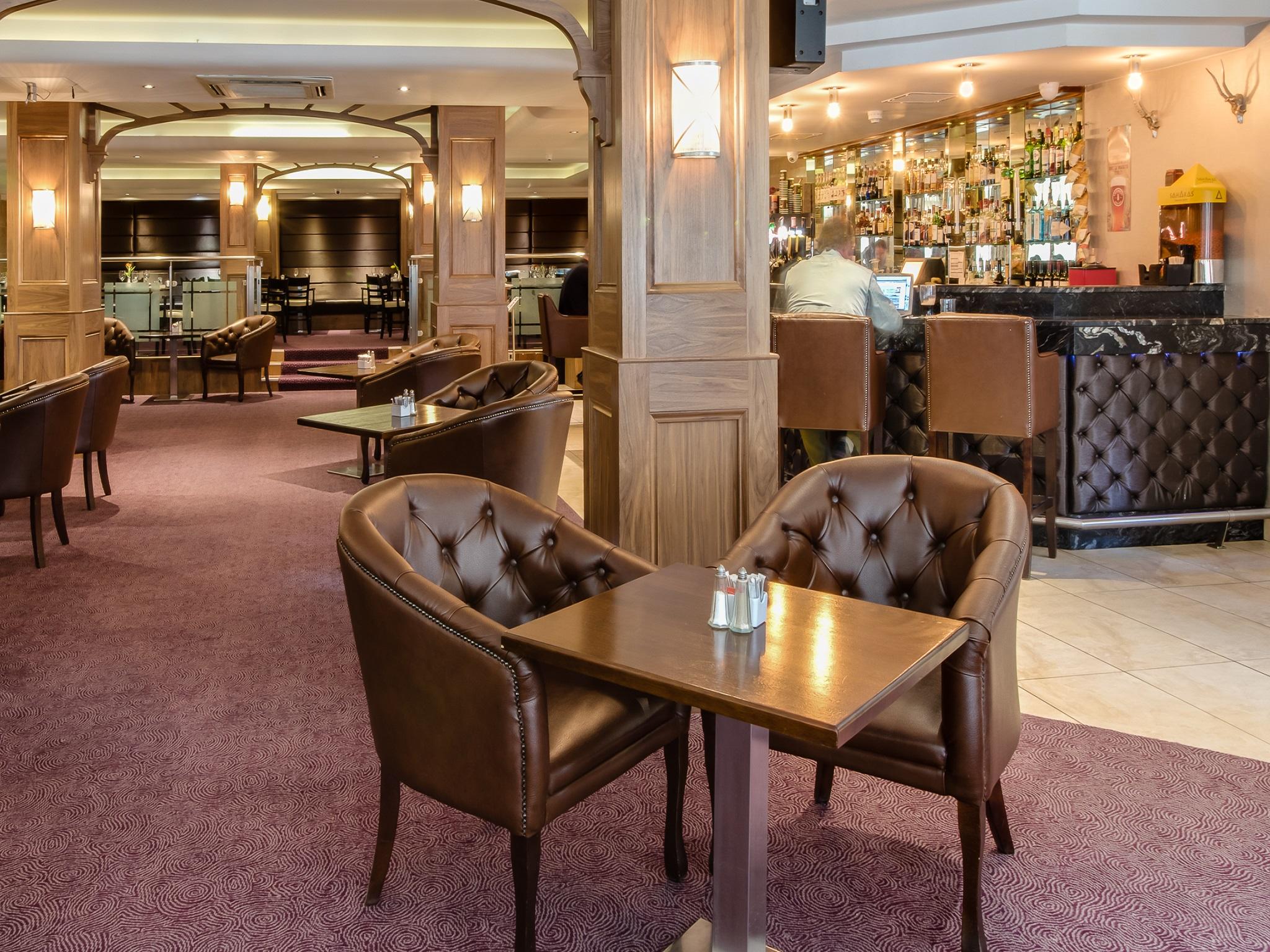 Bar/Salón Academy Plaza Hotel