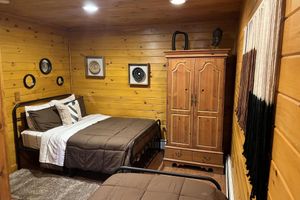 Alquiler Vacacional - Spectacular Catskill Mountain River Front Custom Log Home