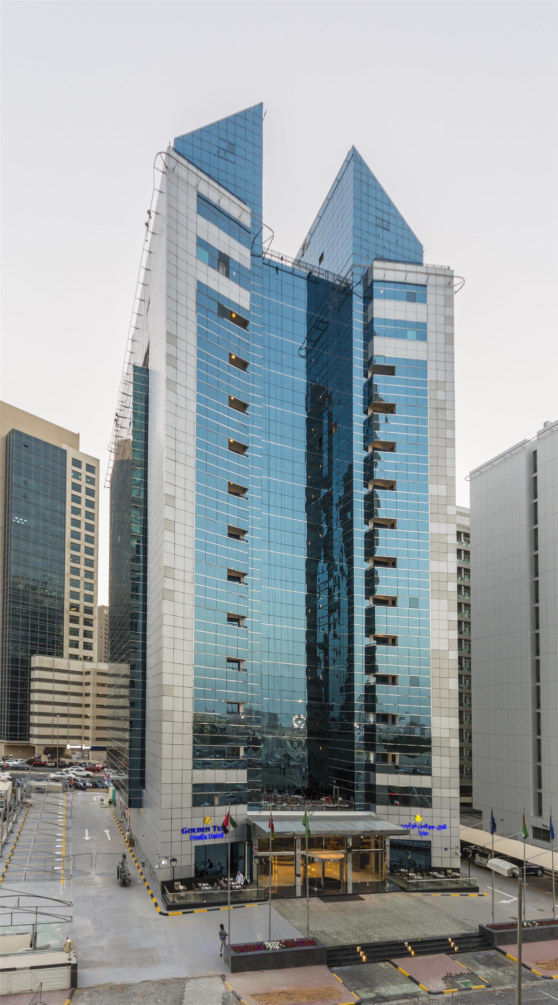 Vista Exterior Golden Tulip Media Hotel