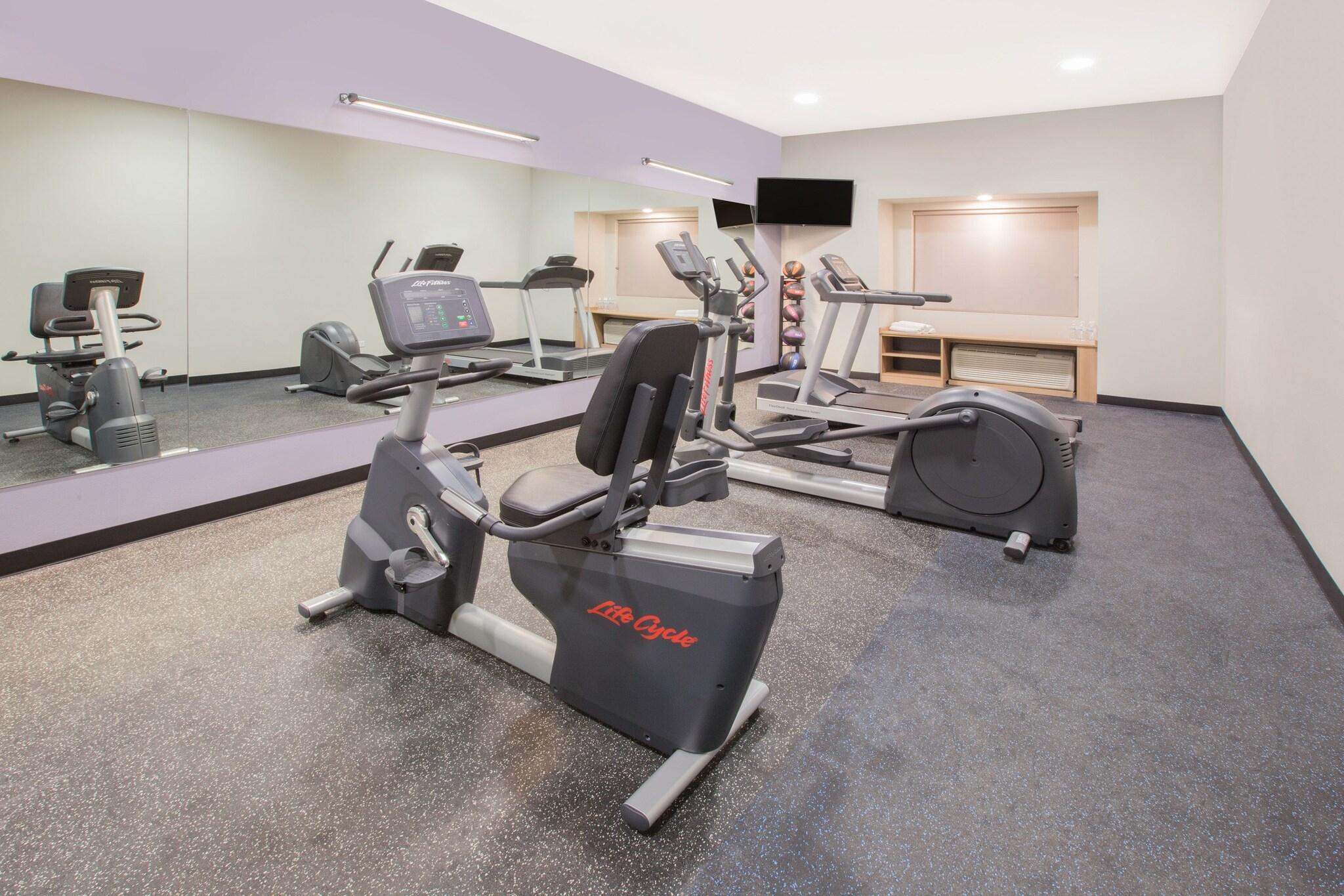 Gimnasio Microtel Inn & Suites by Wyndham Cuauhtemoc Campos Menonitas