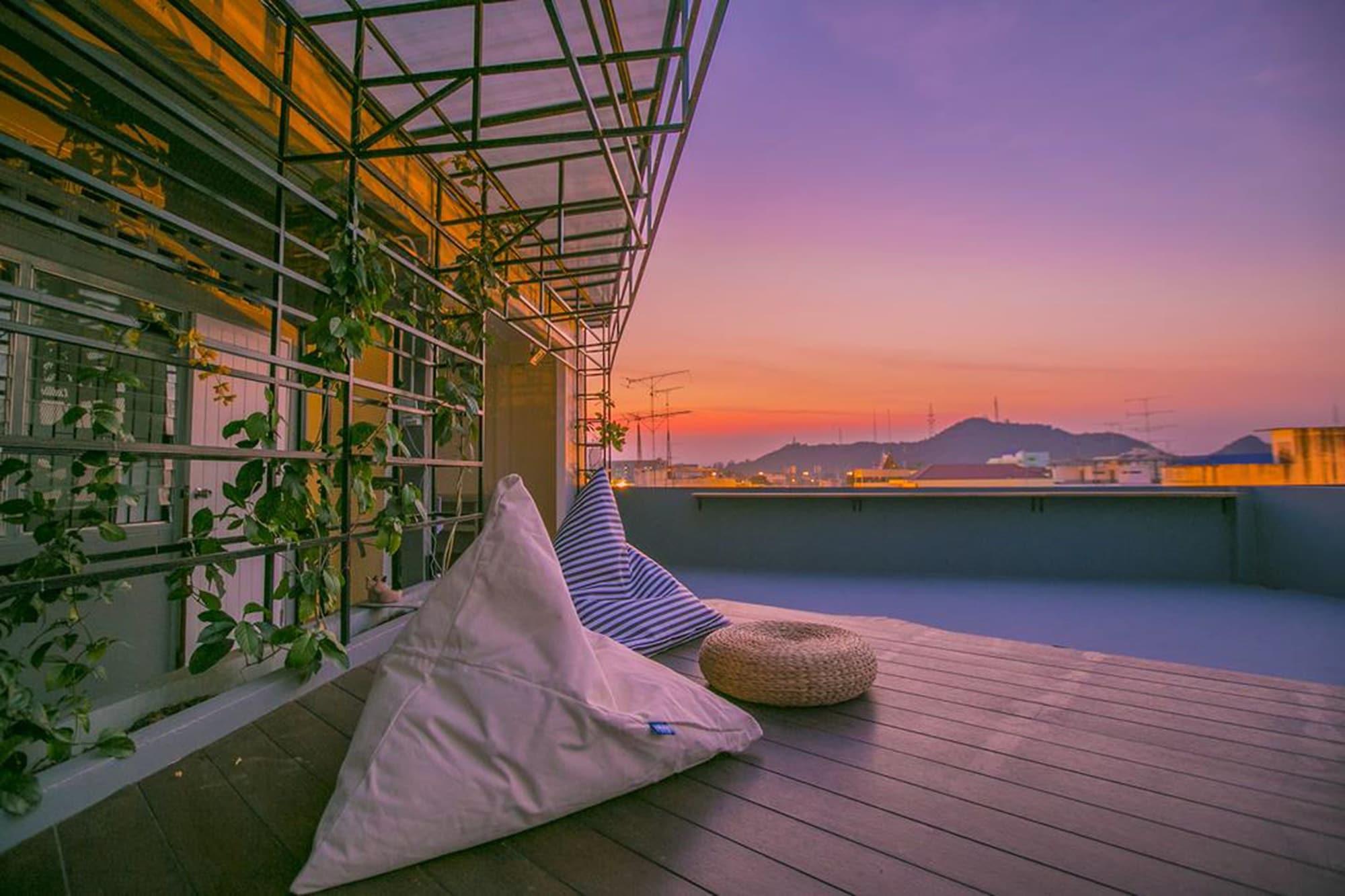 Varios Chedi View Hostel & Rooftop Bar