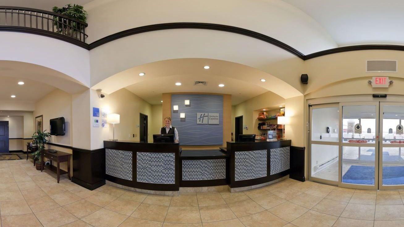 Vista Lobby Holiday Inn Express & Suites Pekin (Peoria Area) by IHG