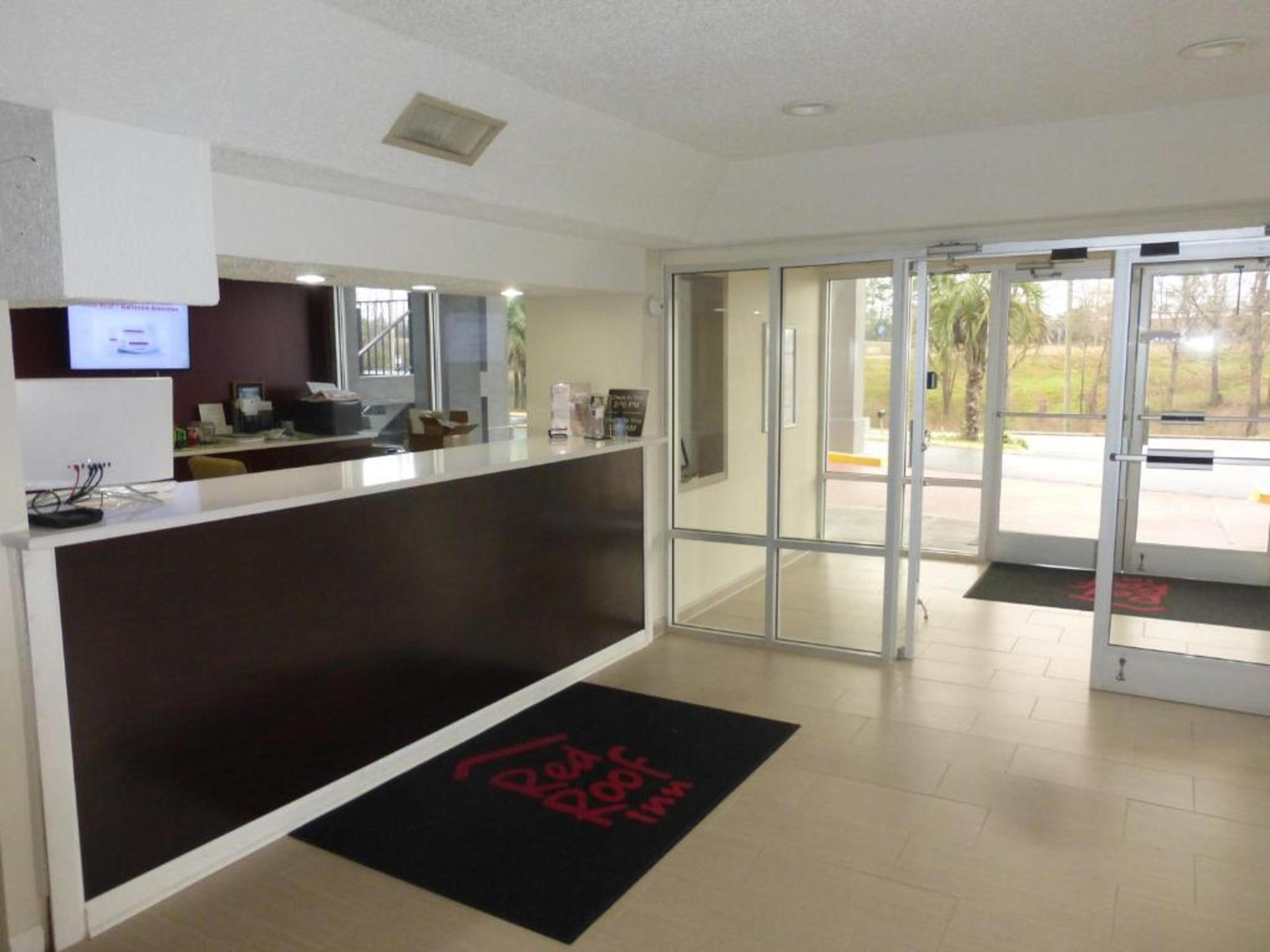 Vista Lobby Red Roof Inn Evergreen