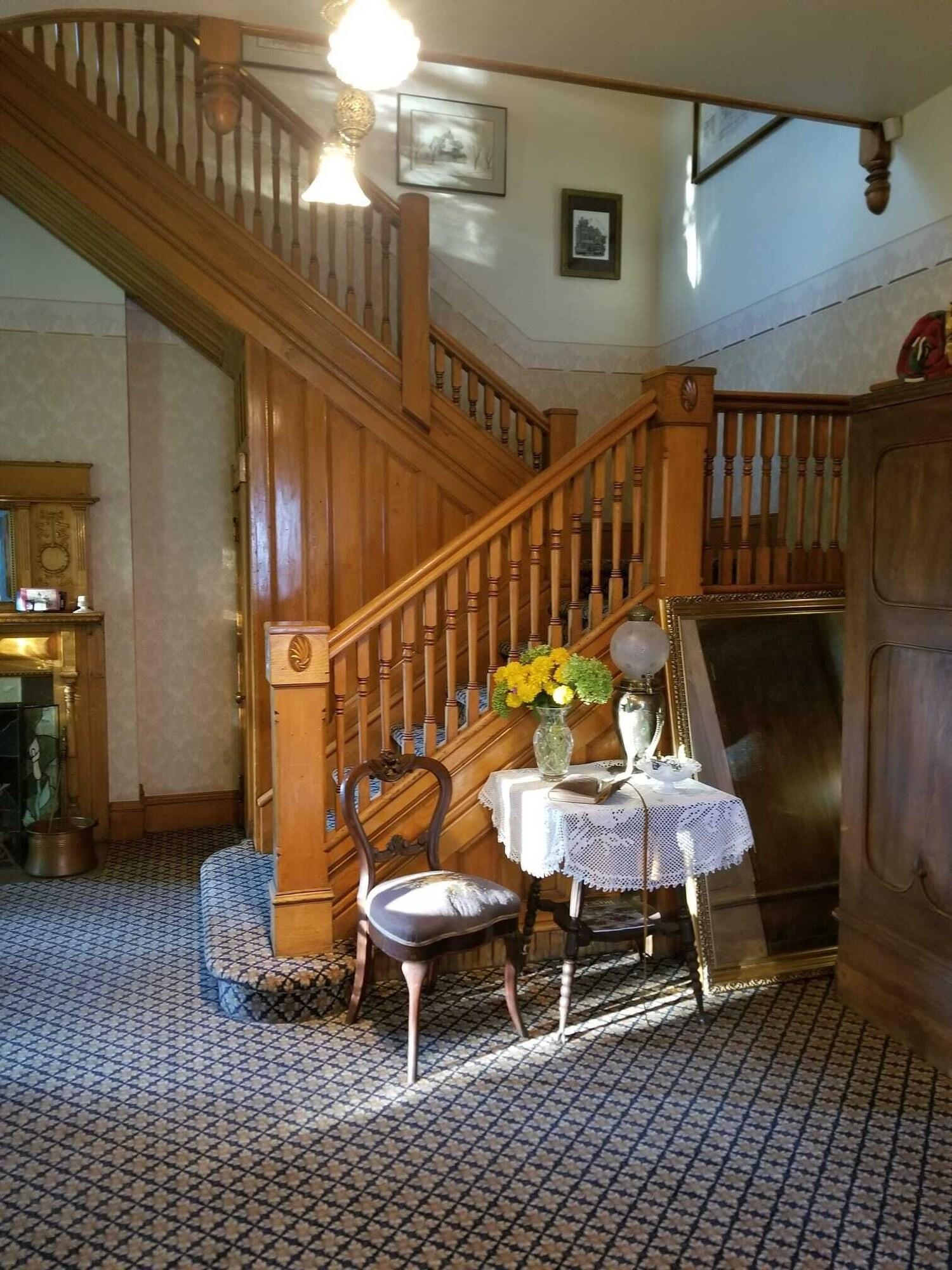Vista Lobby Gable House Bed & Breakfast Inn