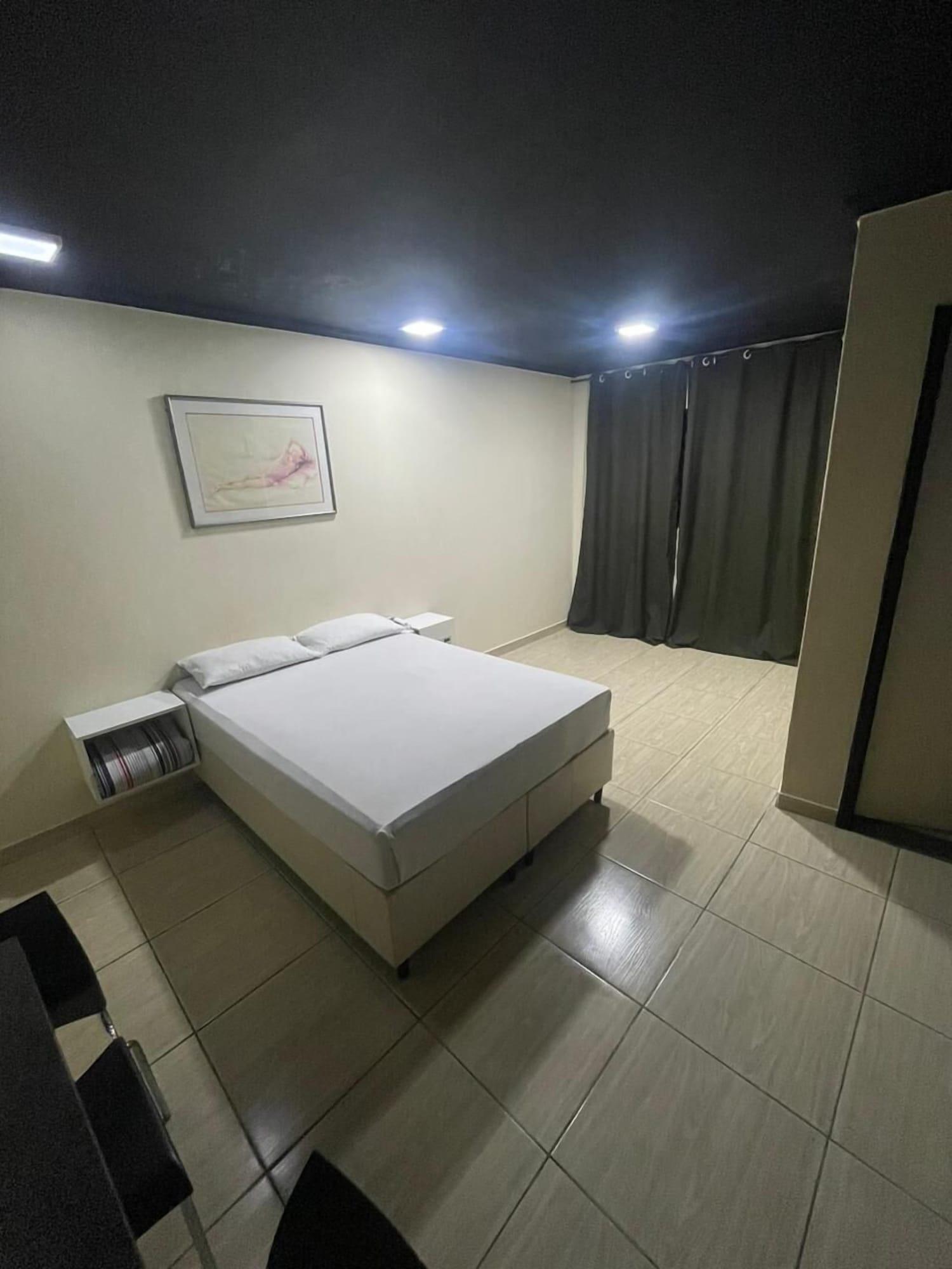 Varios Light Motel