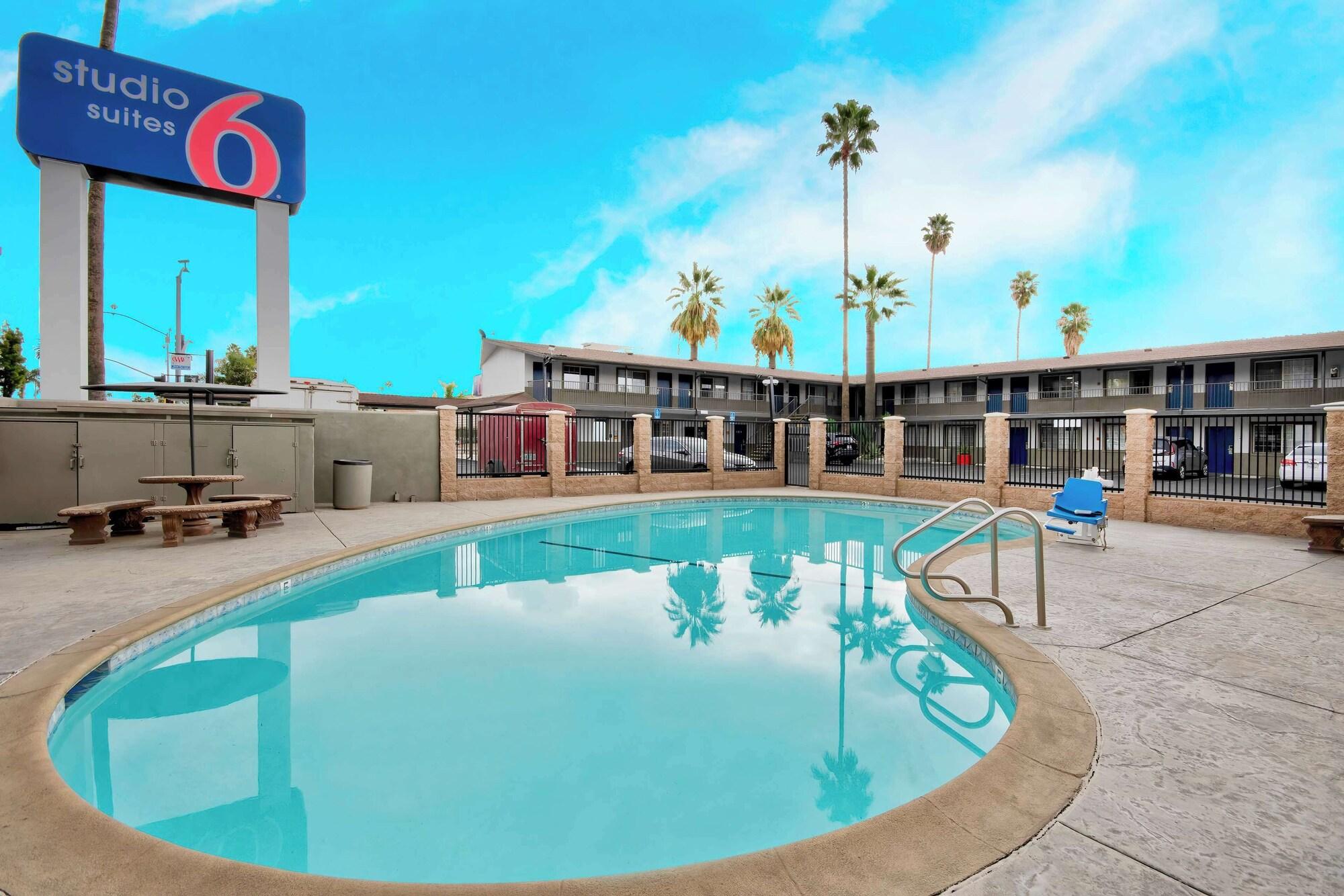 Vista Piscina Studio 6 Suites – San Bernardino, CA