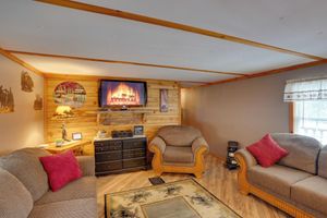 Alquiler Vacacional - Cozy Catskills Home w/ Pond on 2 Acres!