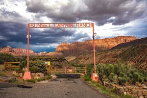 Alquiler Vacacional - ROMANTIC ENCHANTED COTTAGE WITH PRIVATE HOT TUB & POOL ACCESS ON PRIVATE RANCH