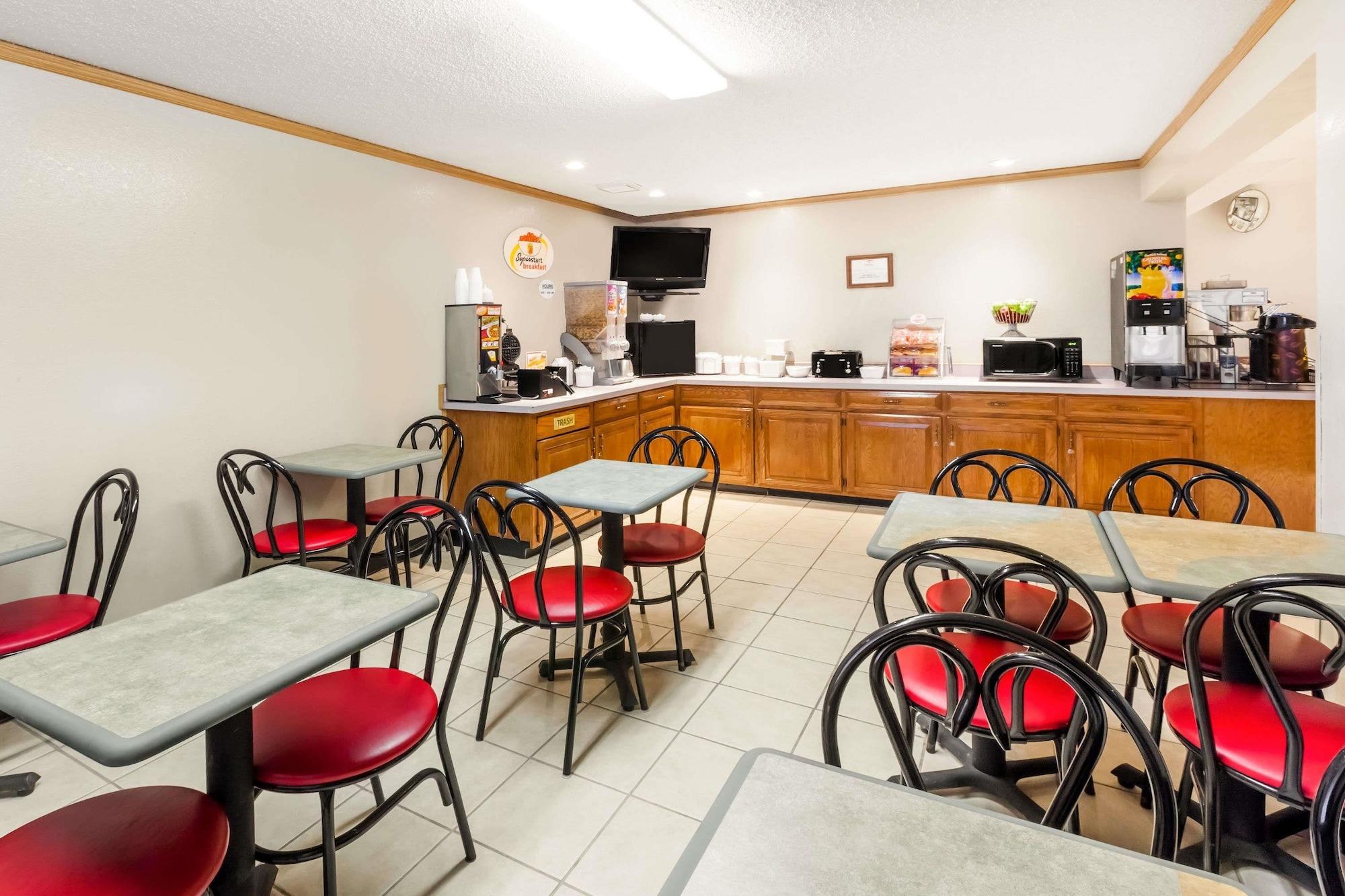 Restaurant Super 8 by Wyndham Ionia MI