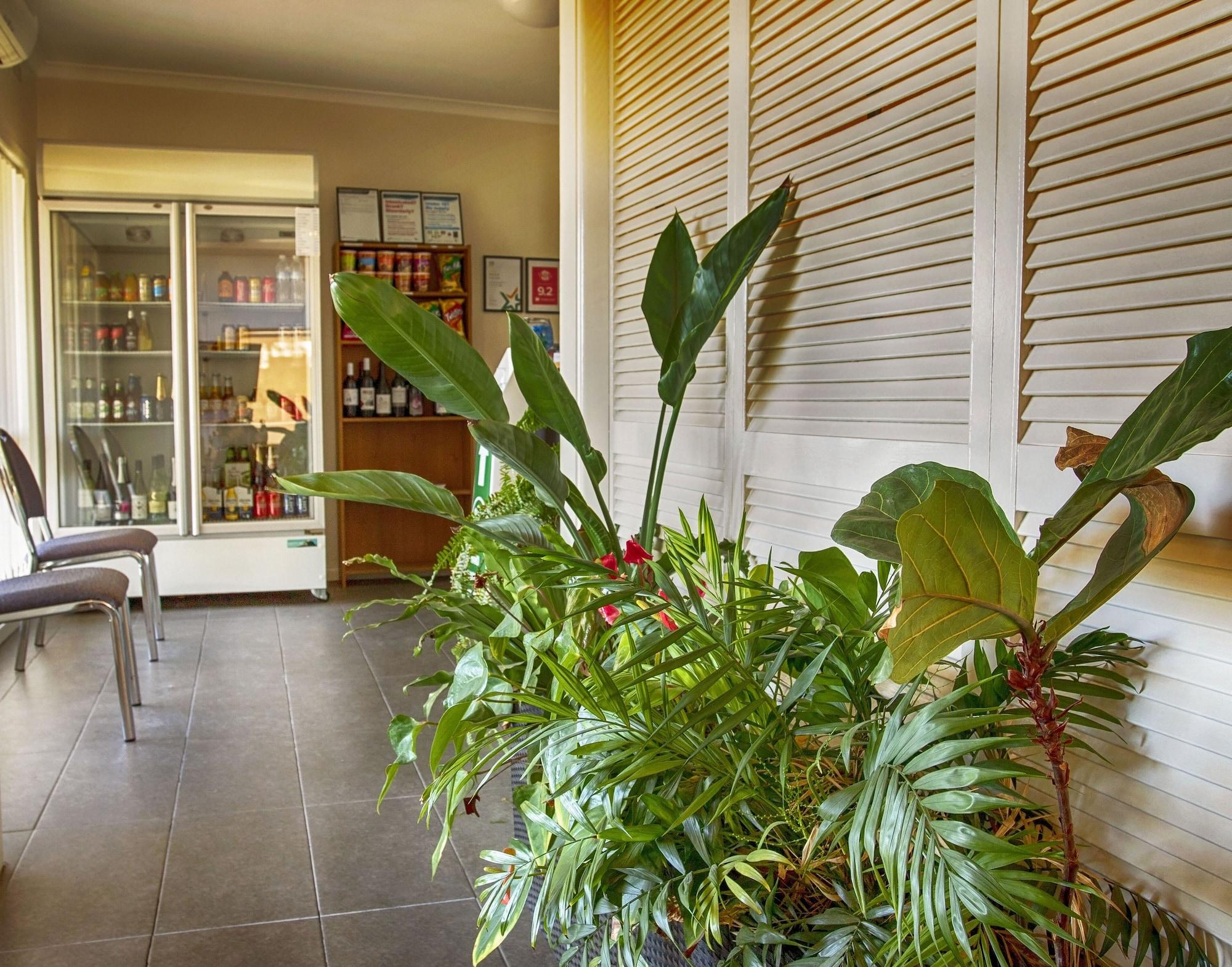 Vista Lobby Hi Way Eight Motor Inn