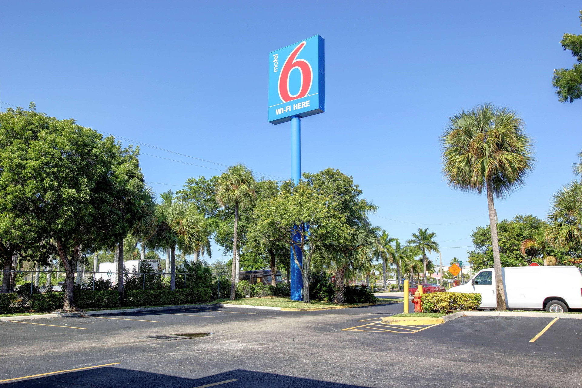 Vista Exterior Motel 6 Lantana, FL