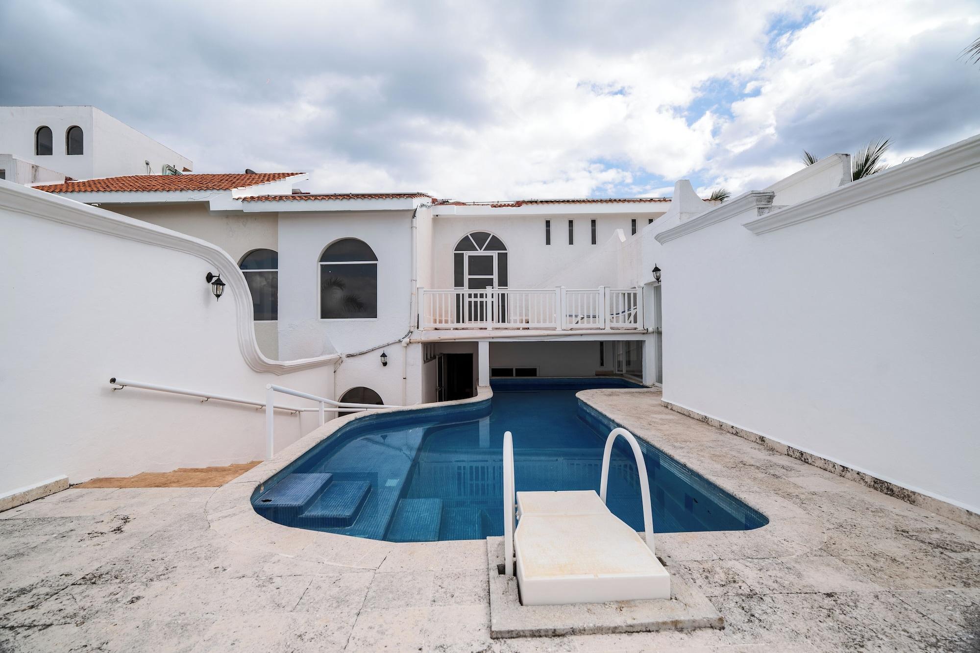 Vista Piscina Hotel y Museo Casa Turquesa