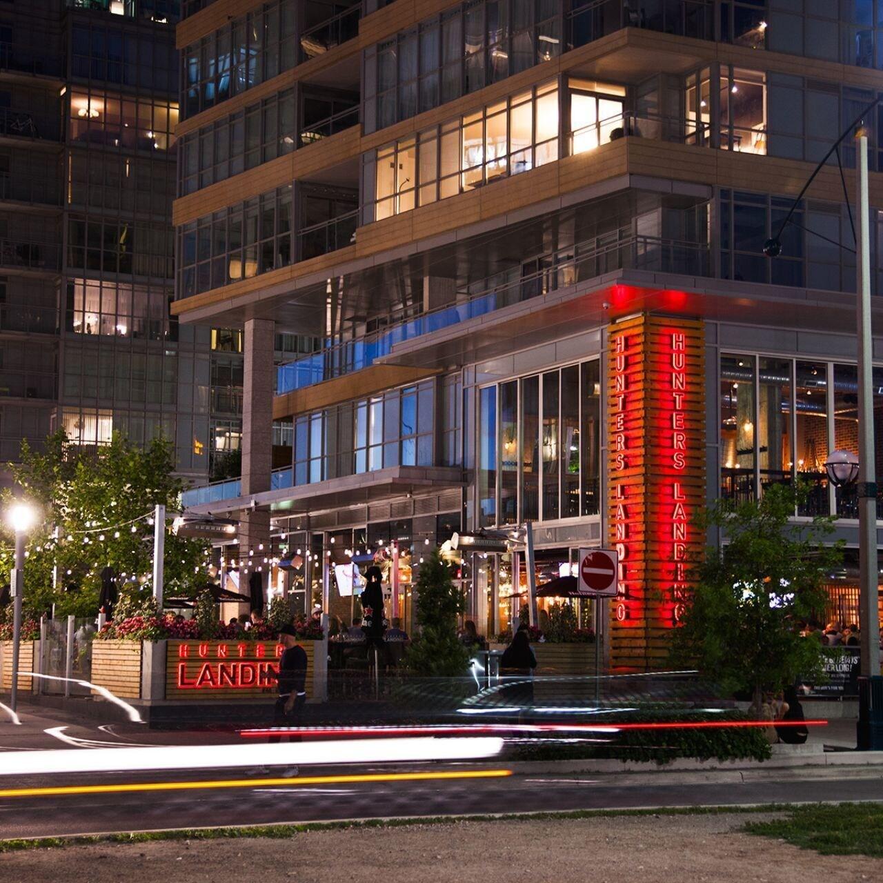 Restaurant City Suites w Views