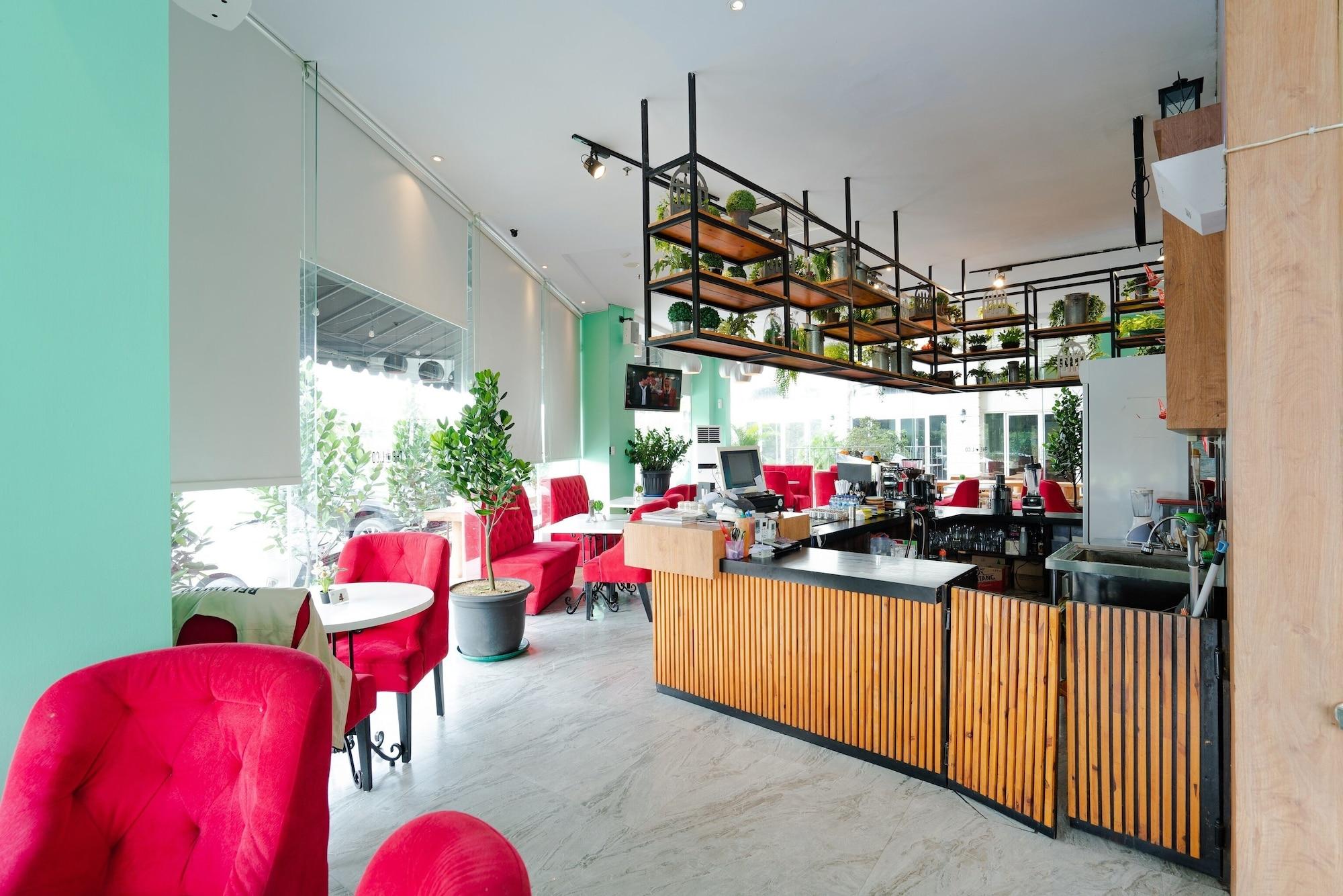 Restaurant The Crew Hotel Kualanamu International Airport