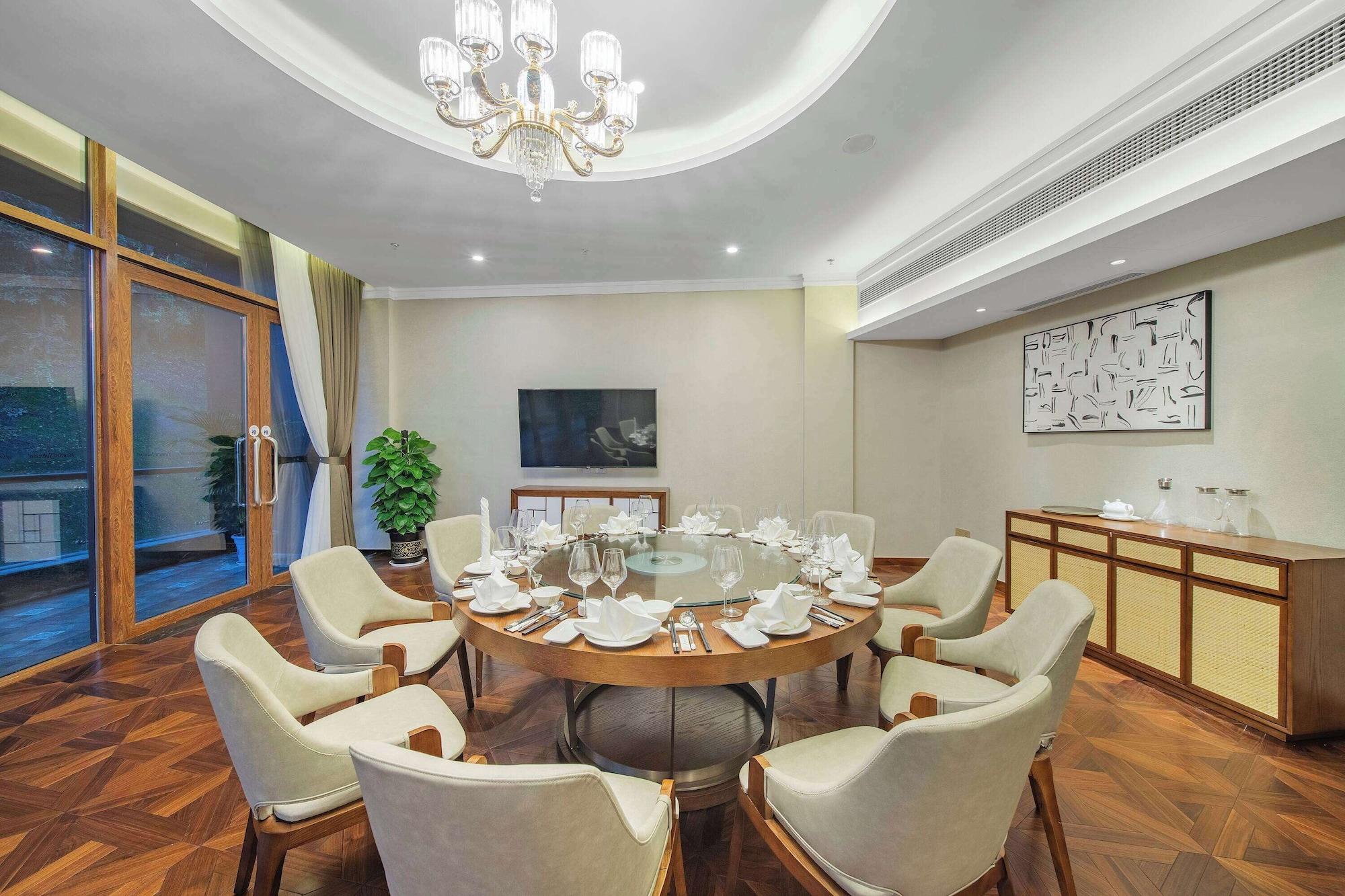 Restaurant Howard Johnson By Wyndham Lake Serenity Hotel Neijiang