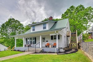 Alquiler Vacacional - Walk to Dtwn Greensburg: Charming Unit w/ Deck!