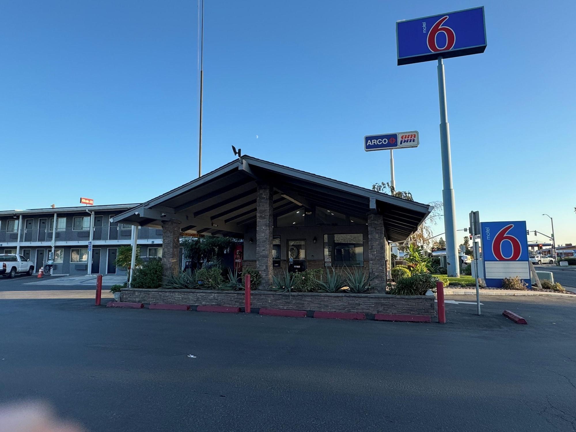 Vista Exterior Motel 6 Willows, CA