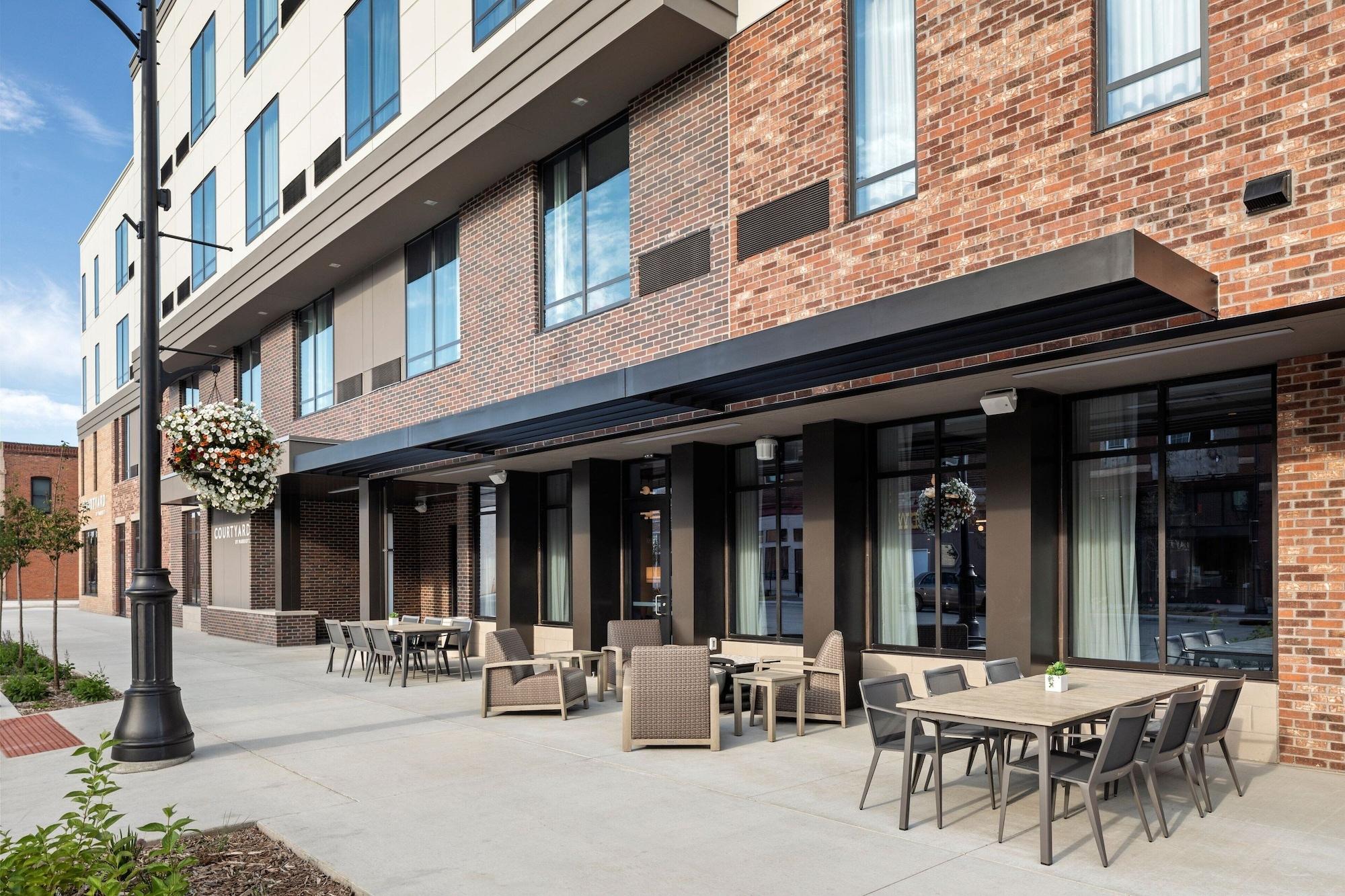 Vista Exterior Courtyard by Marriott Owatonna Downtown